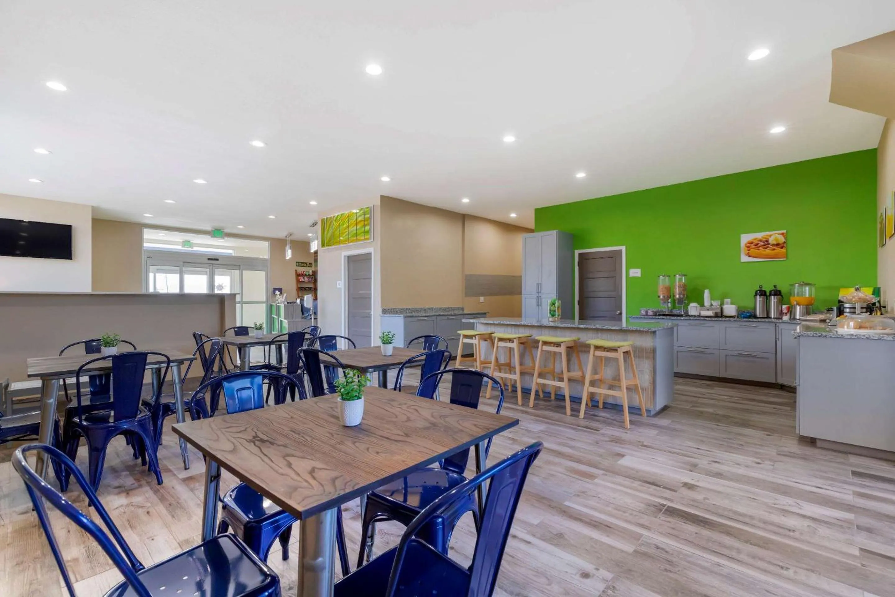 Breakfast, Restaurant/Places to Eat in Quality Inn & Suites Elgin by Choice Hotels