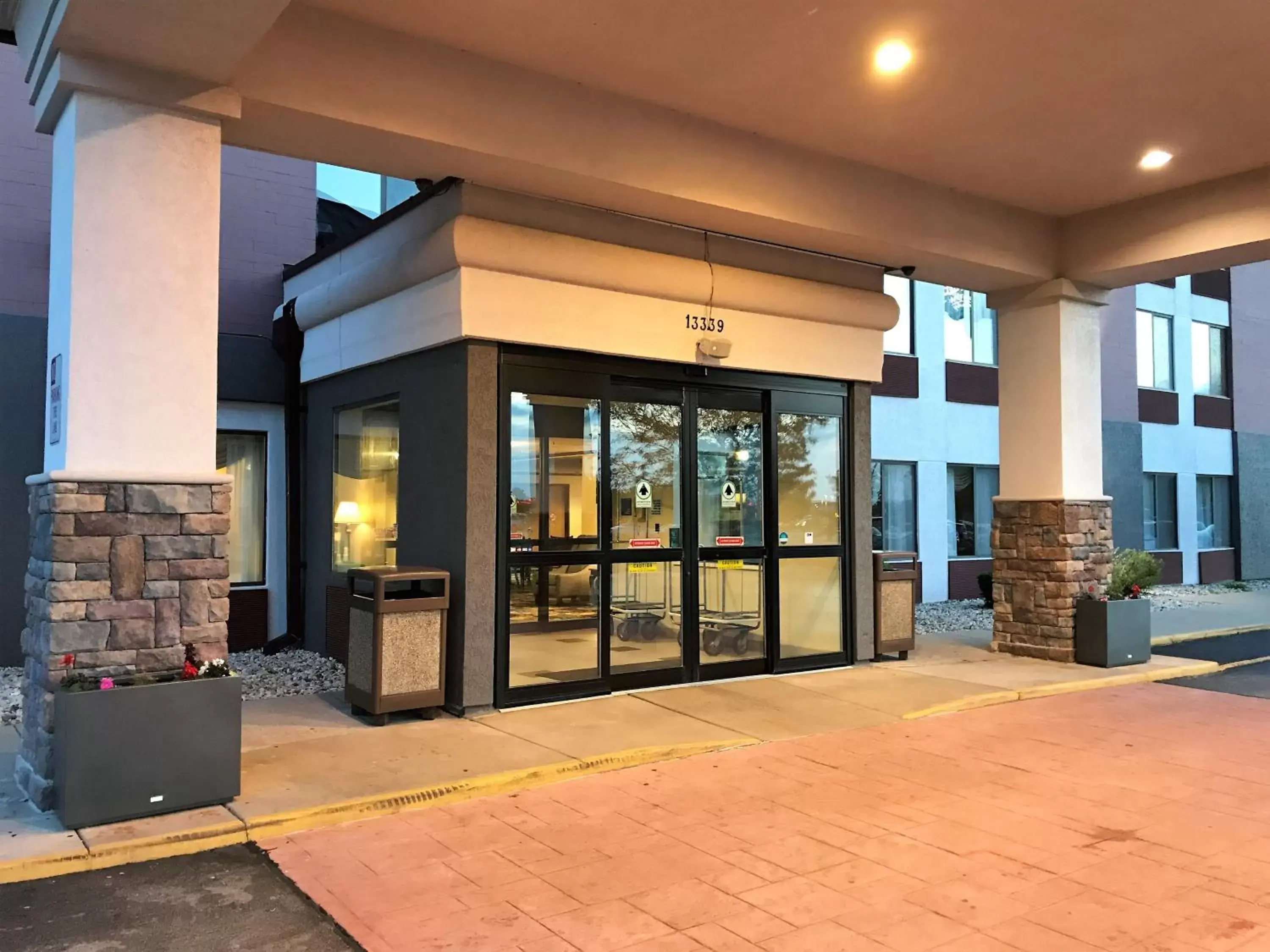 Facade/entrance in Country Inn & Suites by Radisson, Mt. Pleasant-Racine West, WI