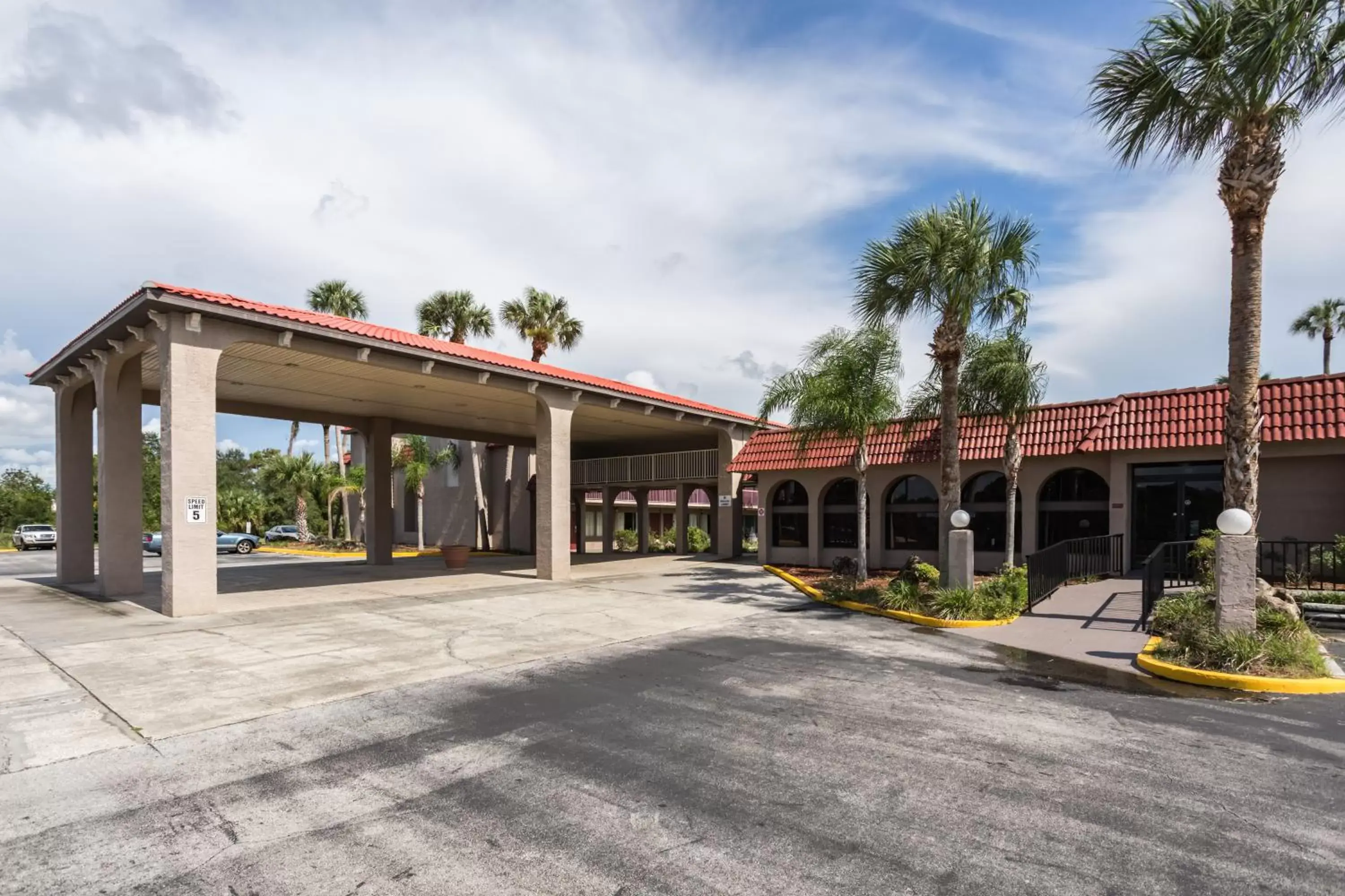 Property building, Patio/Outdoor Area in Motel 6-Spring Hill, FL - Weeki Wachee