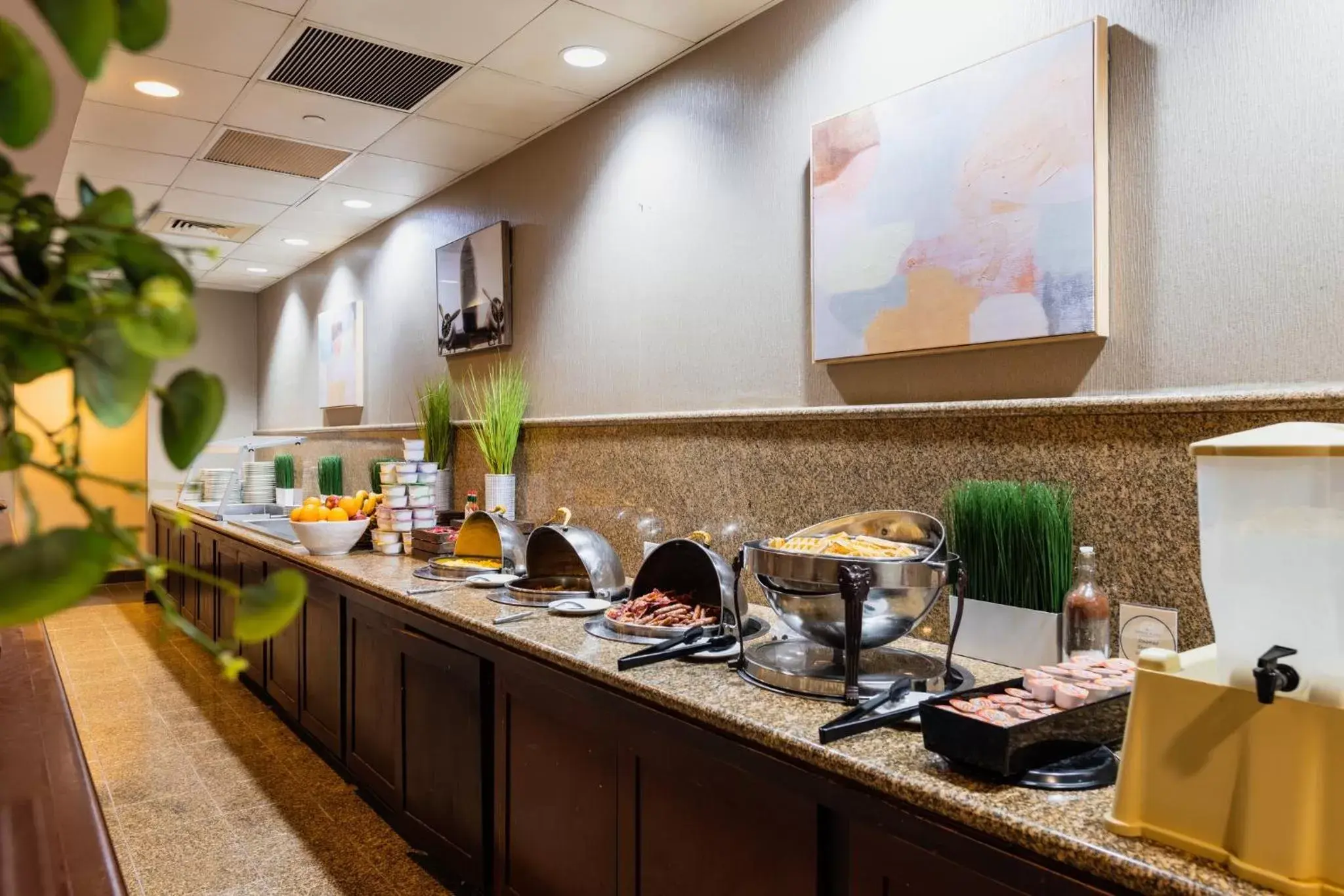 Breakfast, Restaurant/Places to Eat in Crowne Plaza Newark Airport, an IHG Hotel