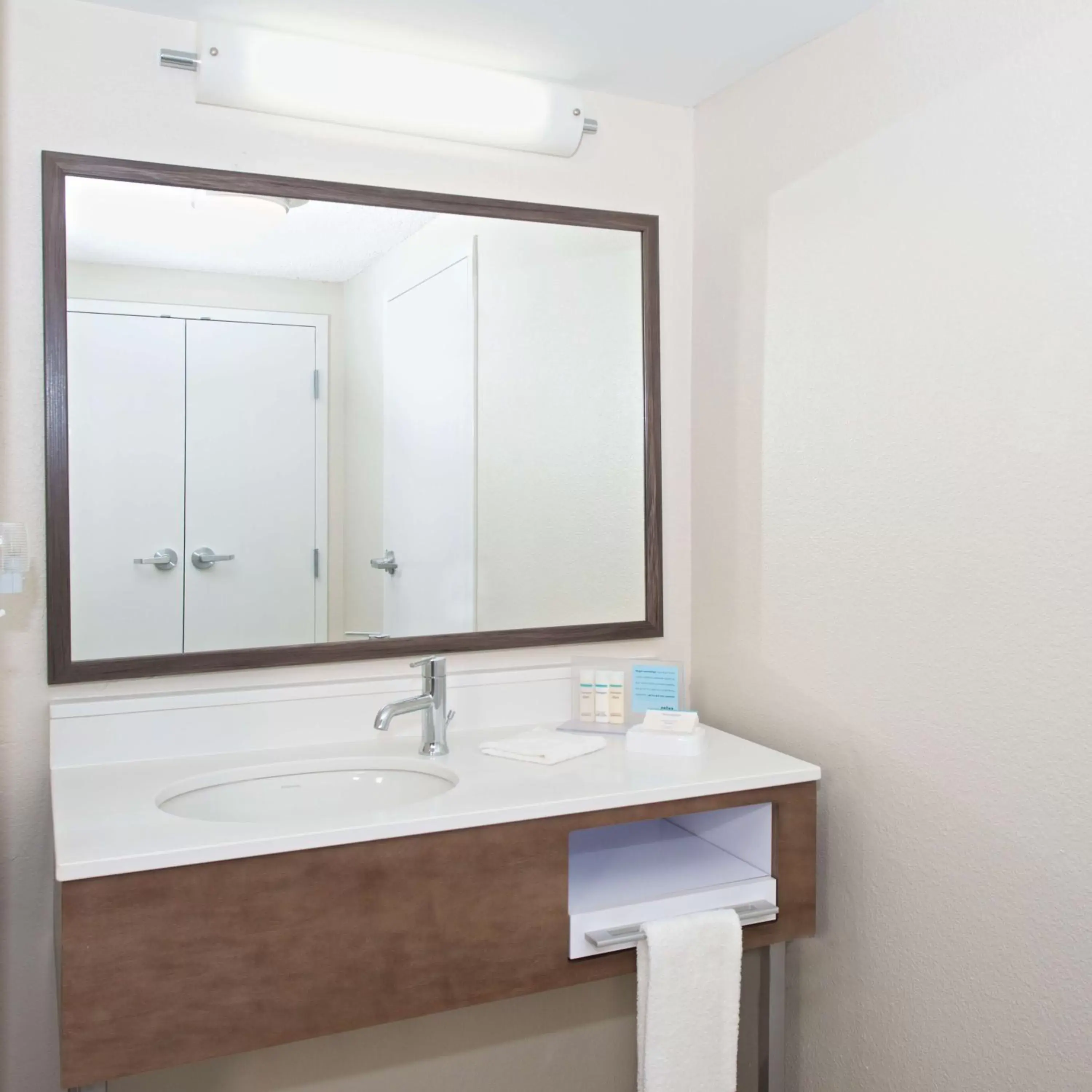 Bathroom in Hampton Inn & Suites N Ft Worth-Alliance Airport