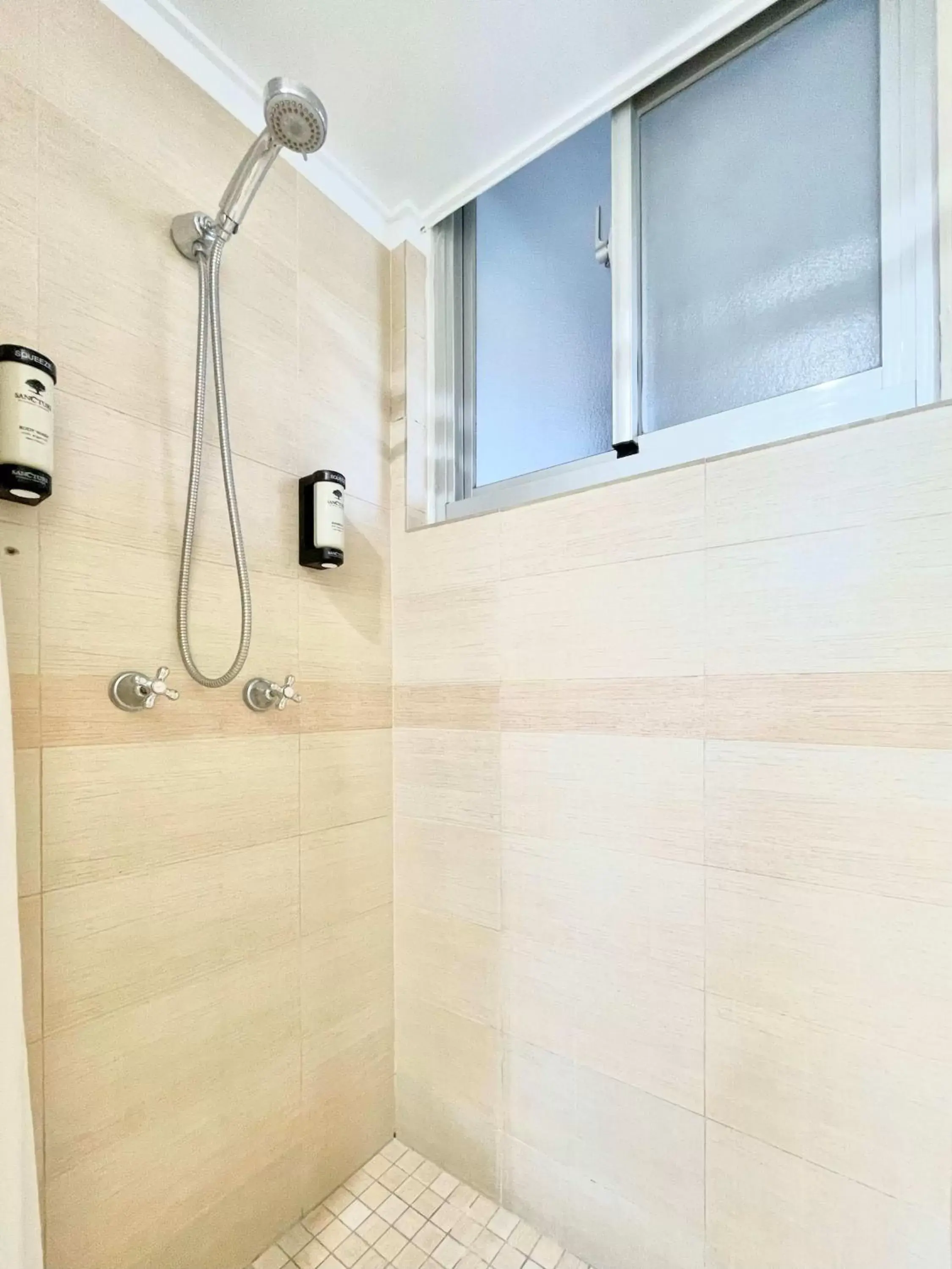 Shower, Bathroom in City Star Lodge