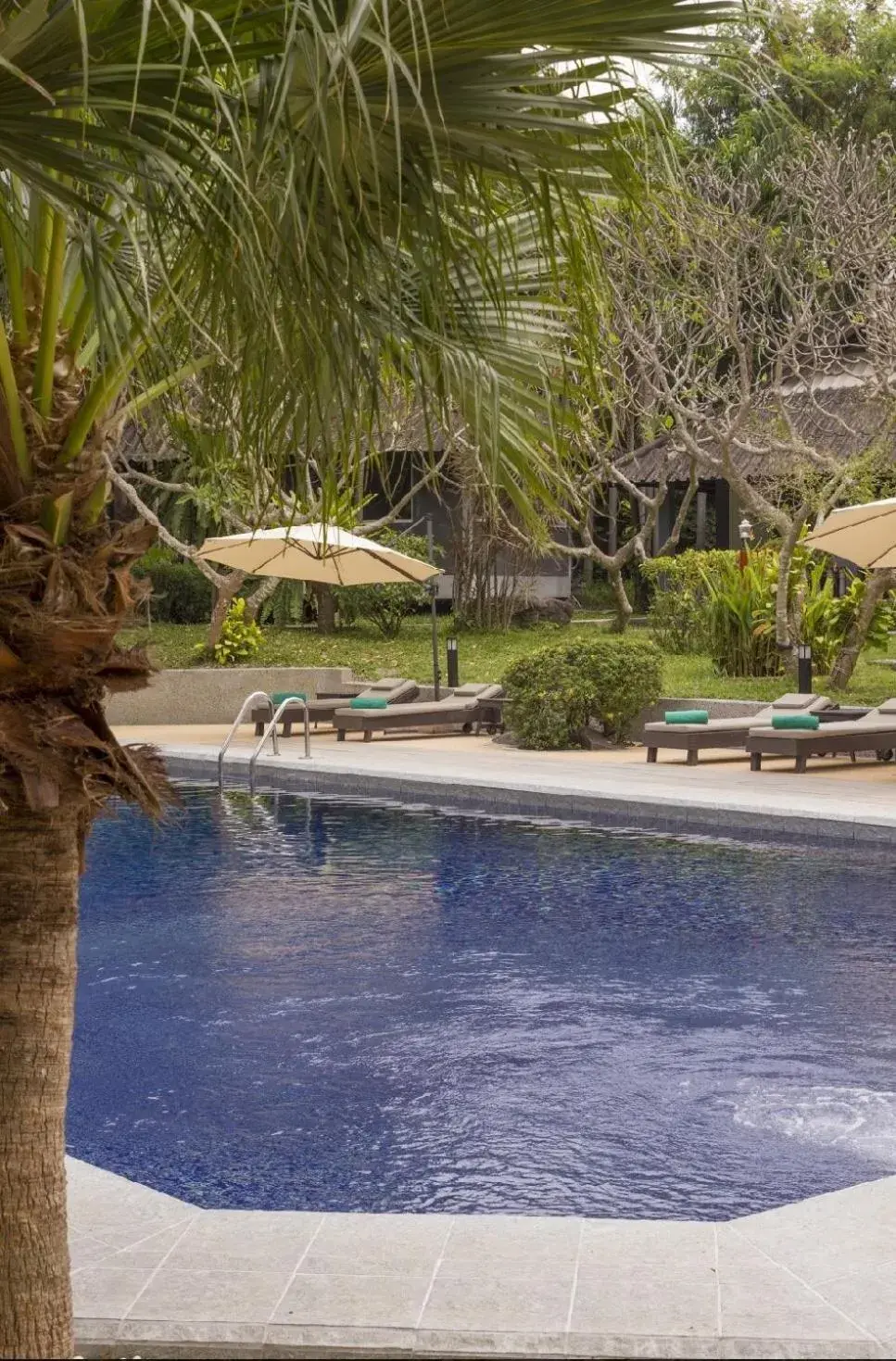 Pool view, Swimming Pool in Let's Hyde Pattaya Resort & Villas - Pool Cabanas