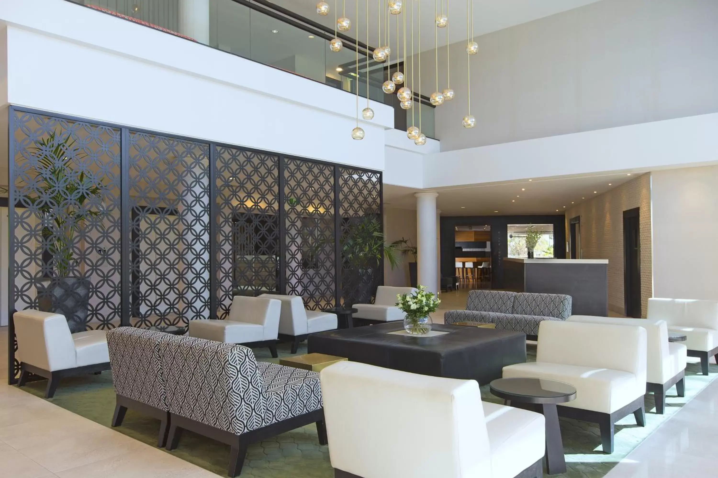 Lobby or reception, Lounge/Bar in Sofitel Noosa Pacific Resort