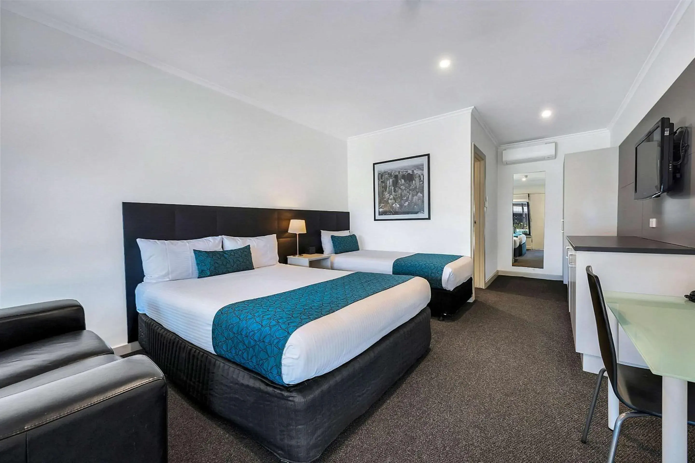 Photo of the whole room, Bed in COMFORT INN MANHATTAN - ADELAIDE