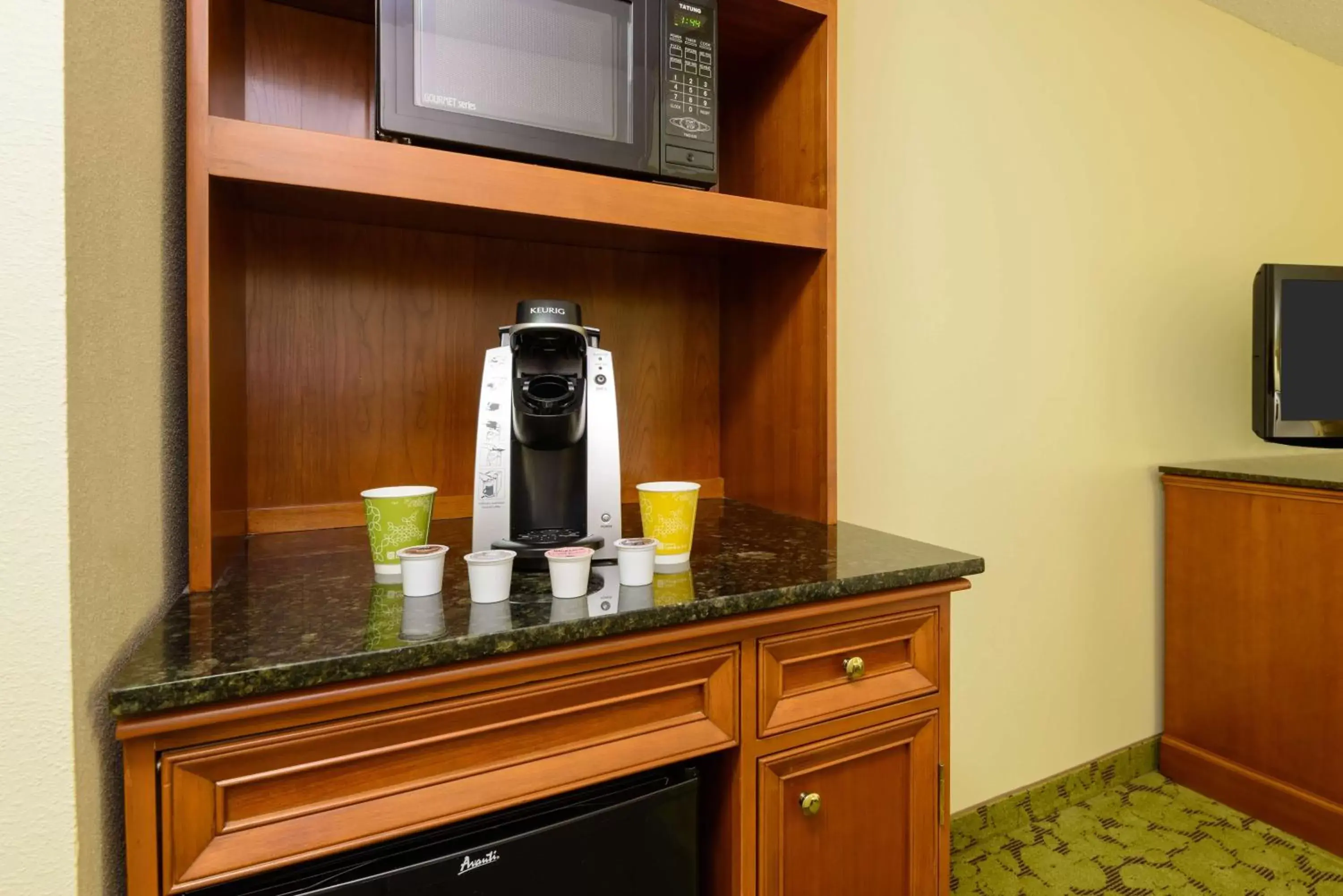 Kitchen or kitchenette, Coffee/Tea Facilities in Hilton Garden Inn Gainesville