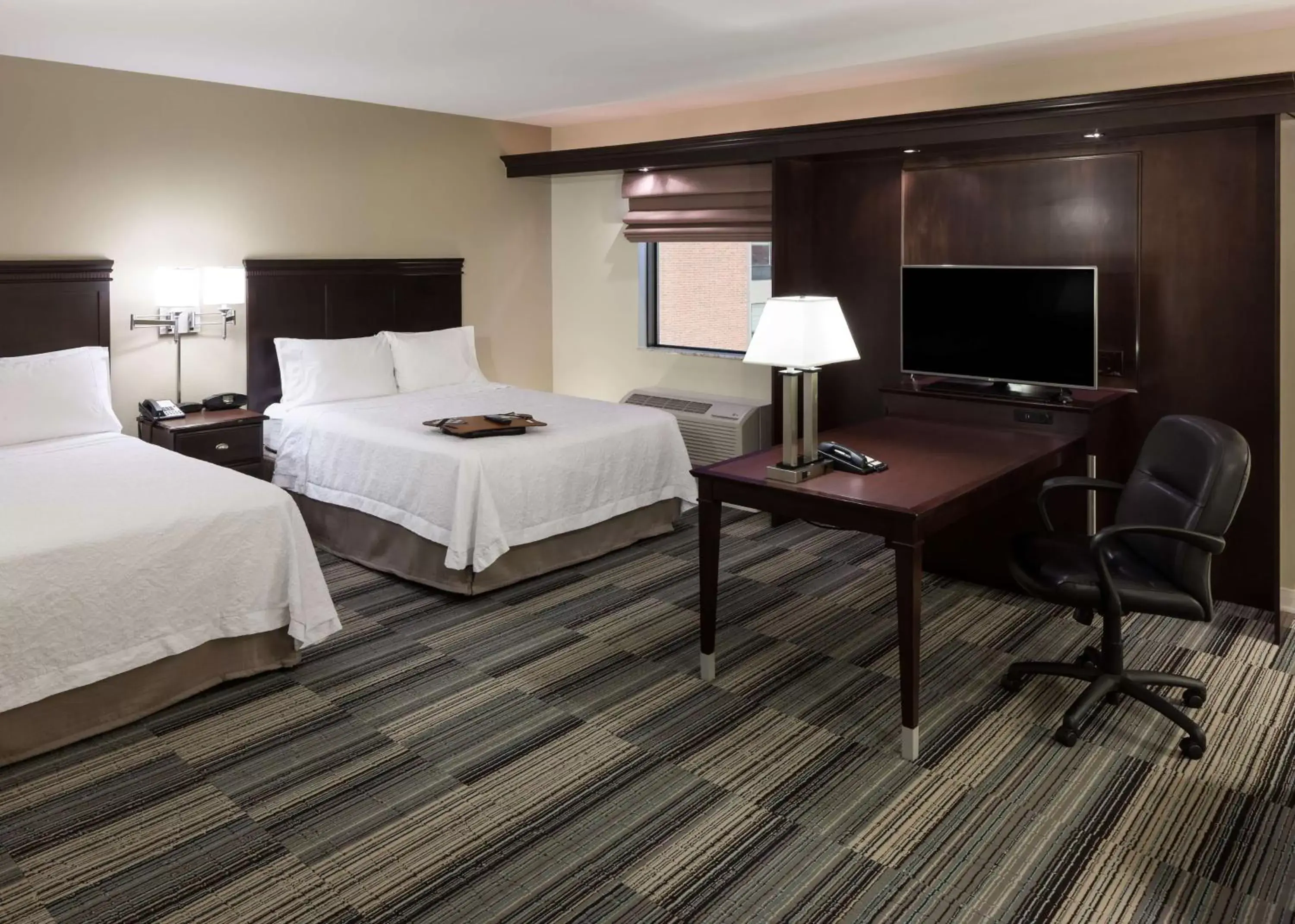 Bedroom, Bed in Hampton Inn & Suites Omaha-Downtown