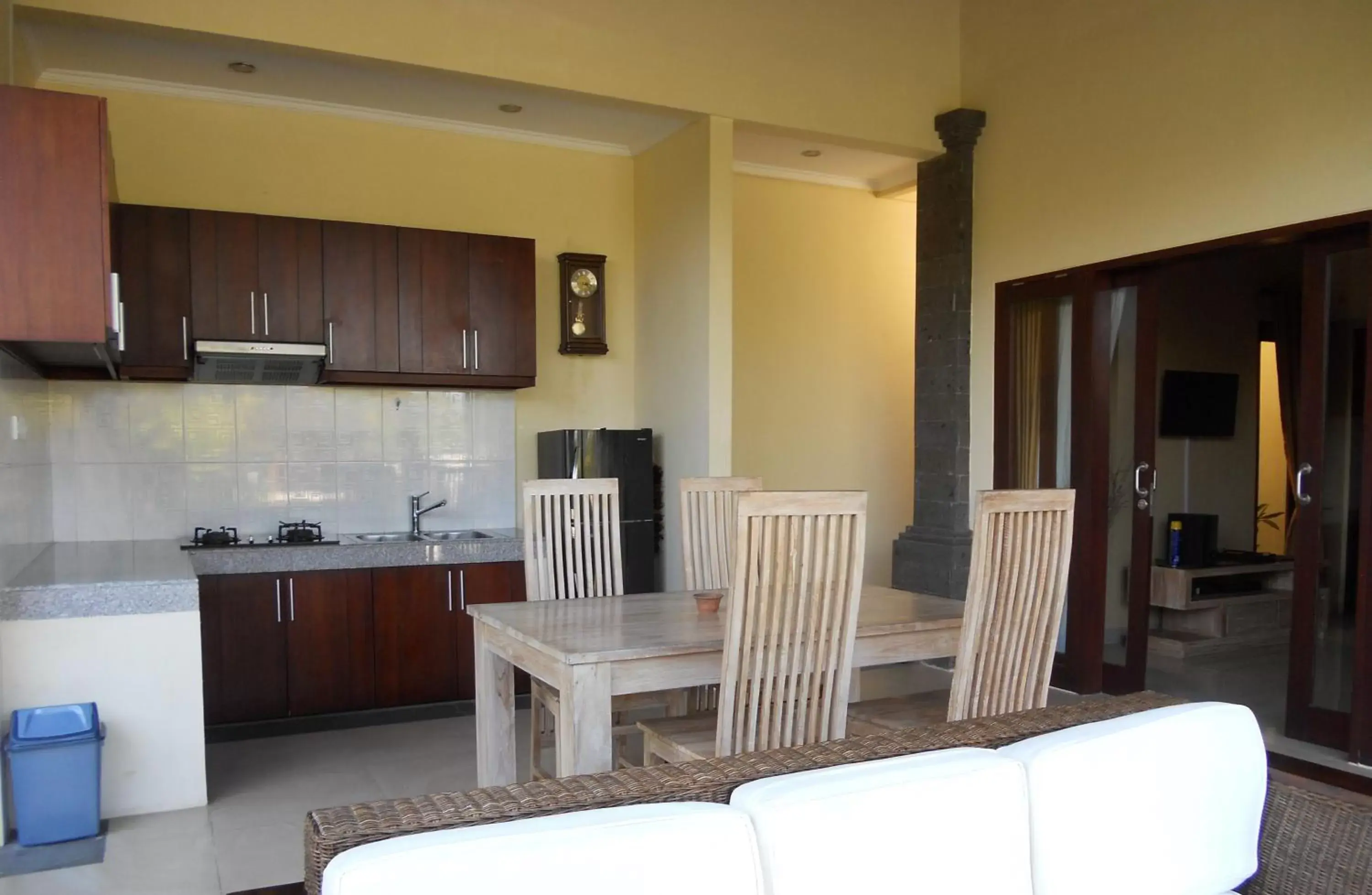 Dining area, Kitchen/Kitchenette in Avisara Villa & Suite