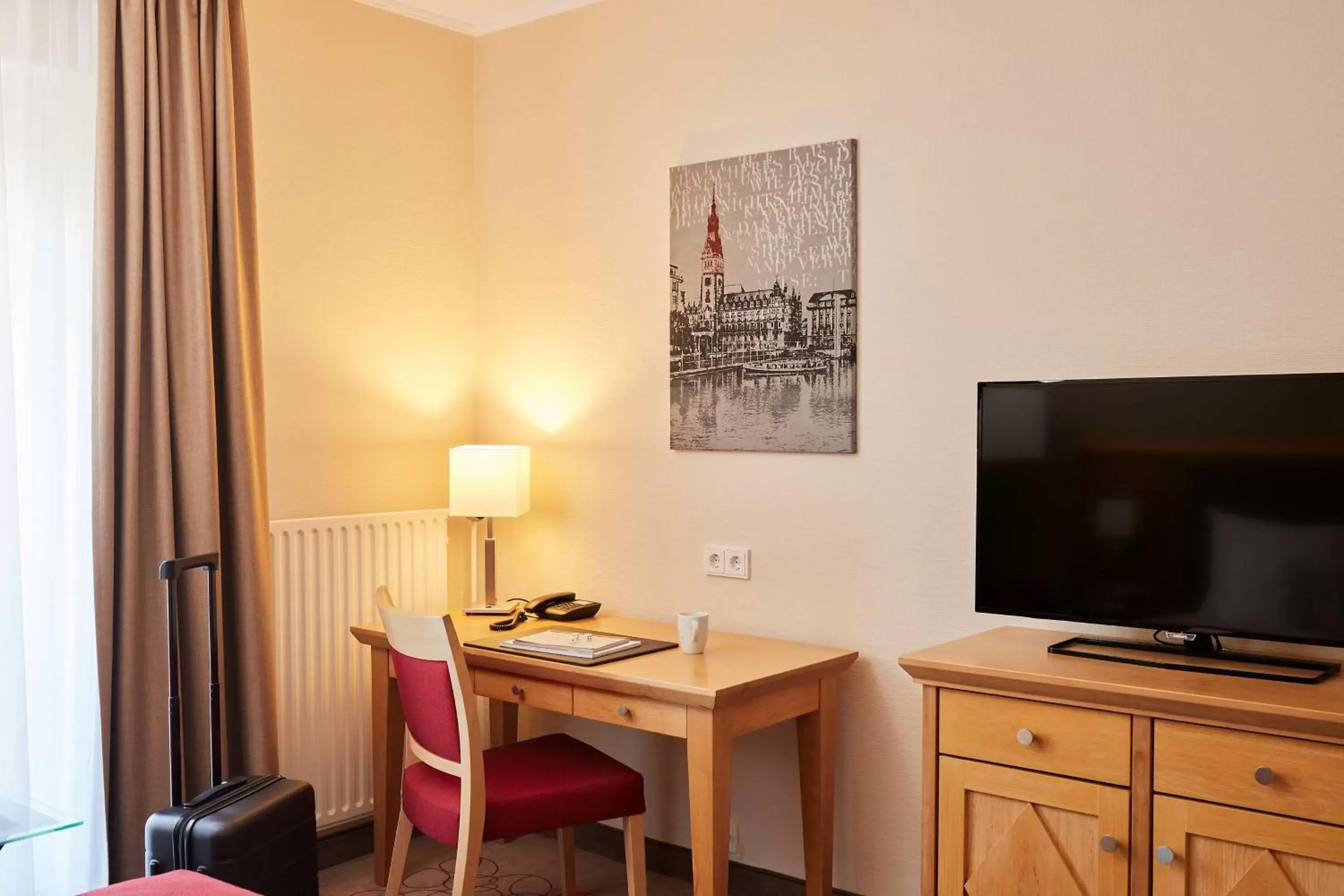 Photo of the whole room, TV/Entertainment Center in Best Western Premier Alsterkrug Hotel