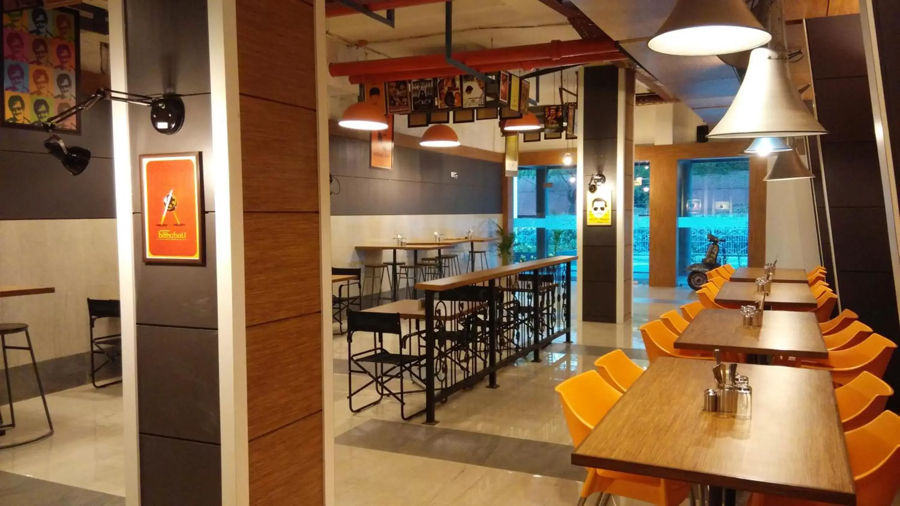 Restaurant/places to eat, Lounge/Bar in Max Hotels Jabalpur