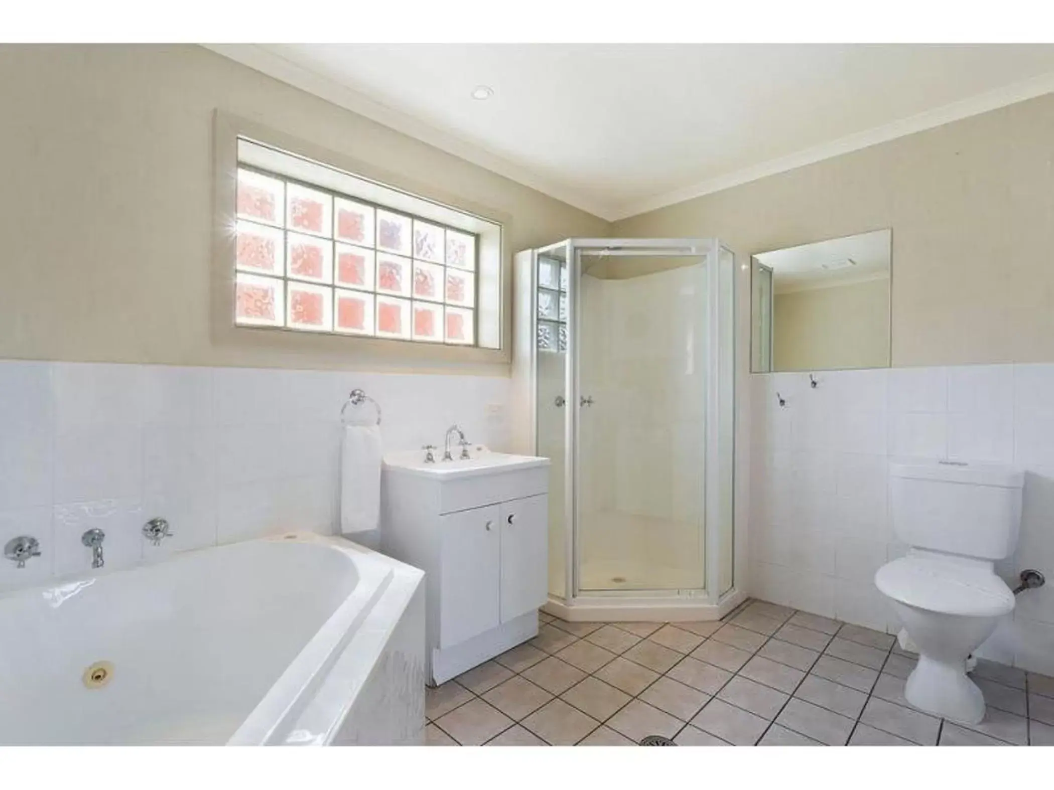 Shower, Bathroom in Heritage House Motel & Units