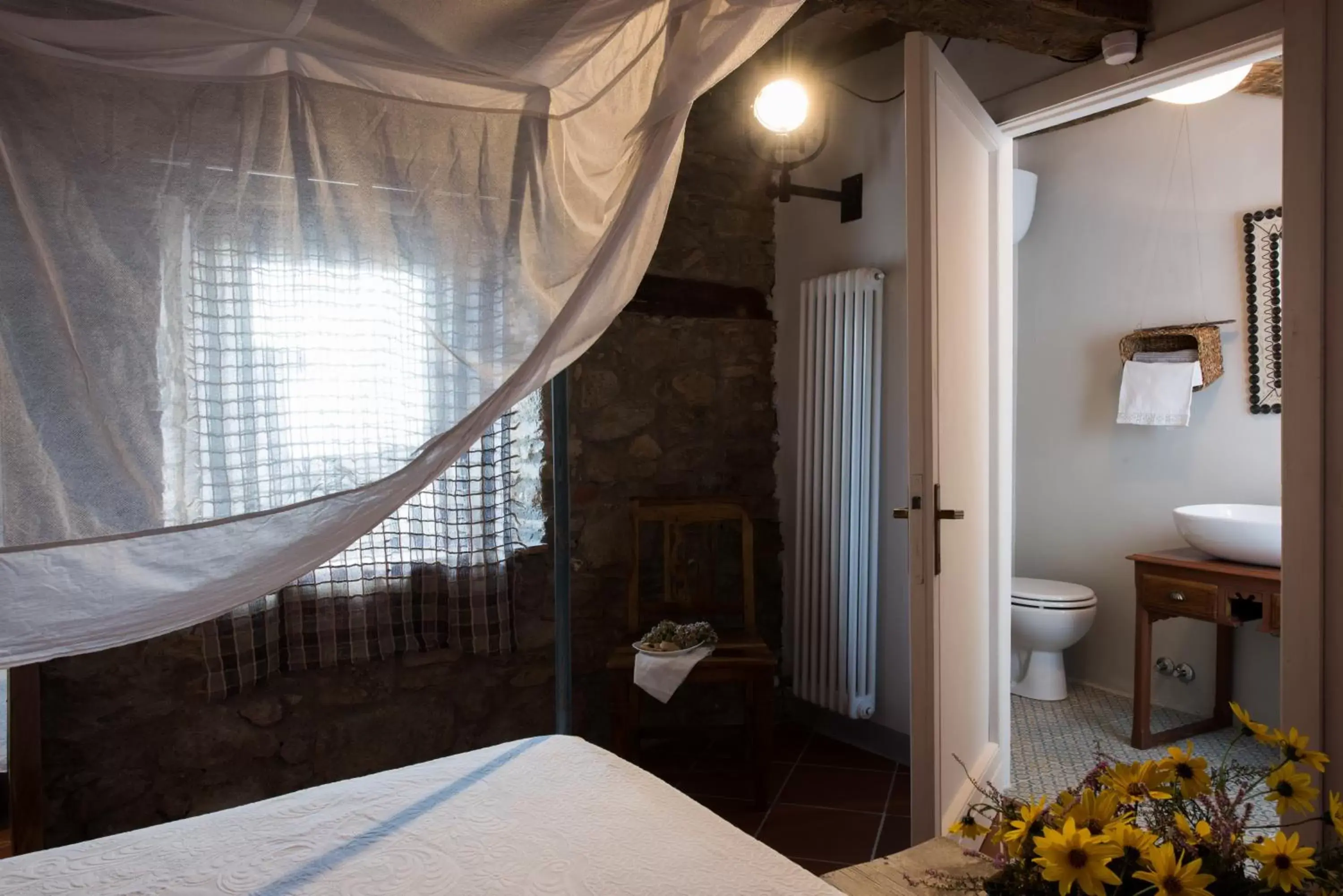 Bathroom, Bed in B&B Podere Camaiano