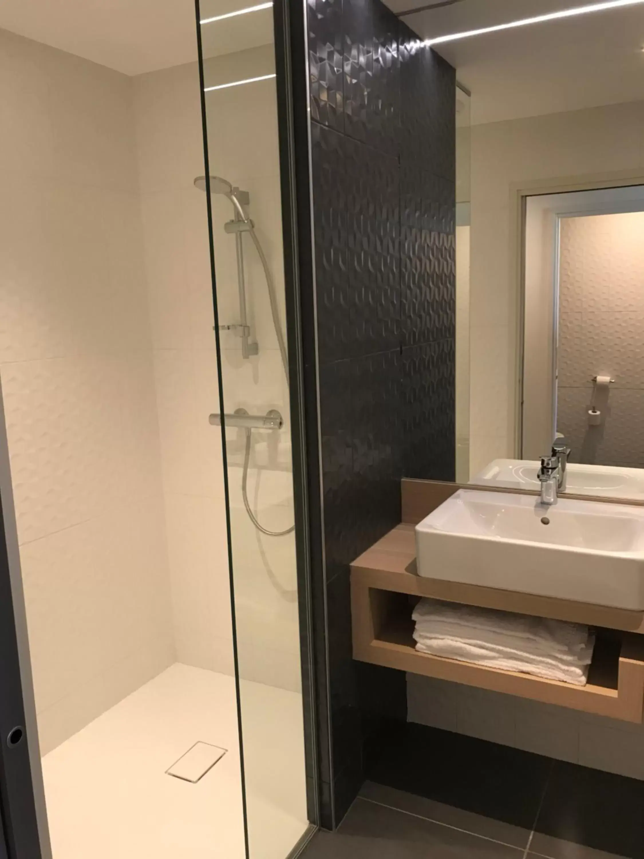 Bathroom in Brit Hotel Confort Saint-Dizier