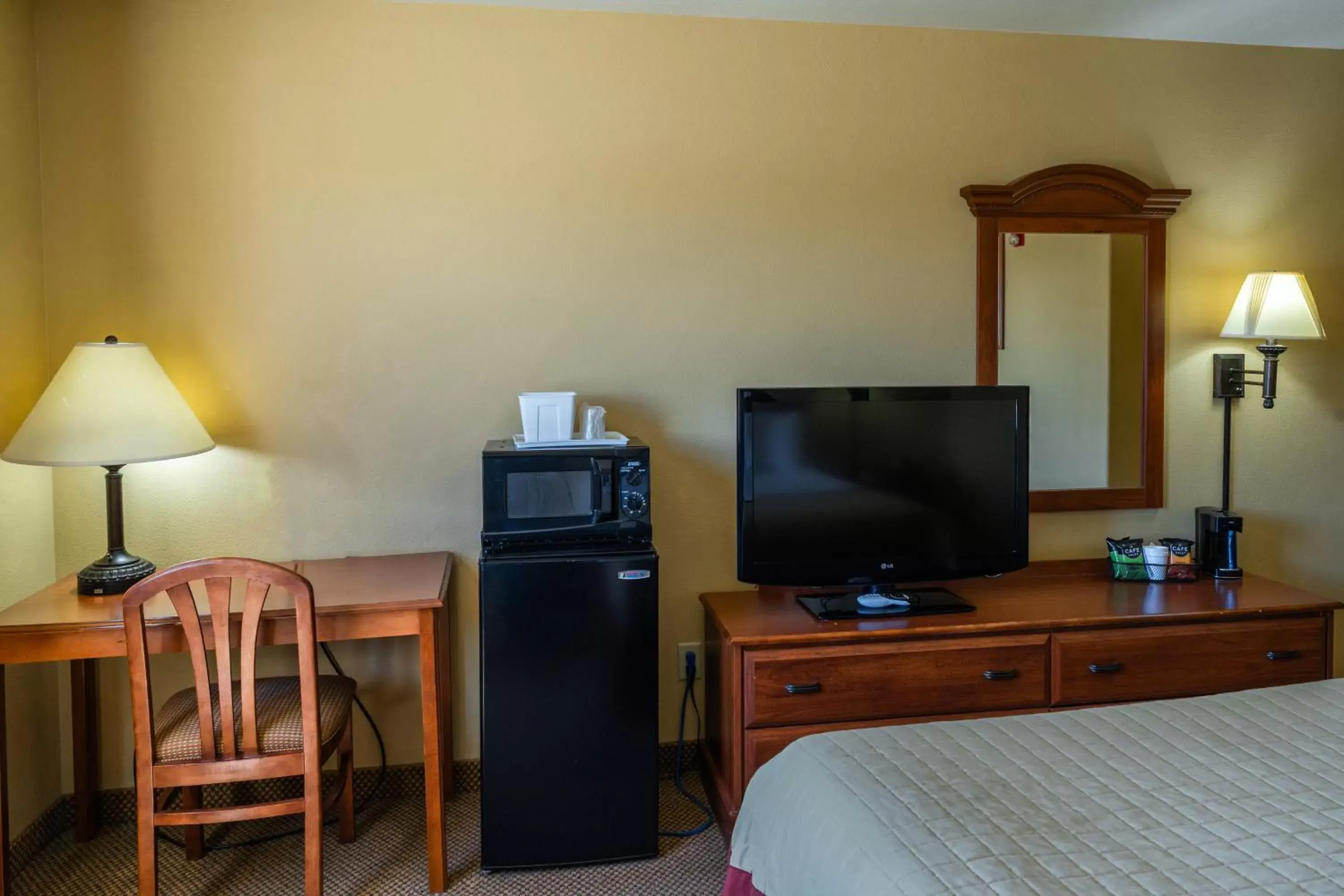 TV and multimedia, TV/Entertainment Center in Pinedale Hotel & Suites