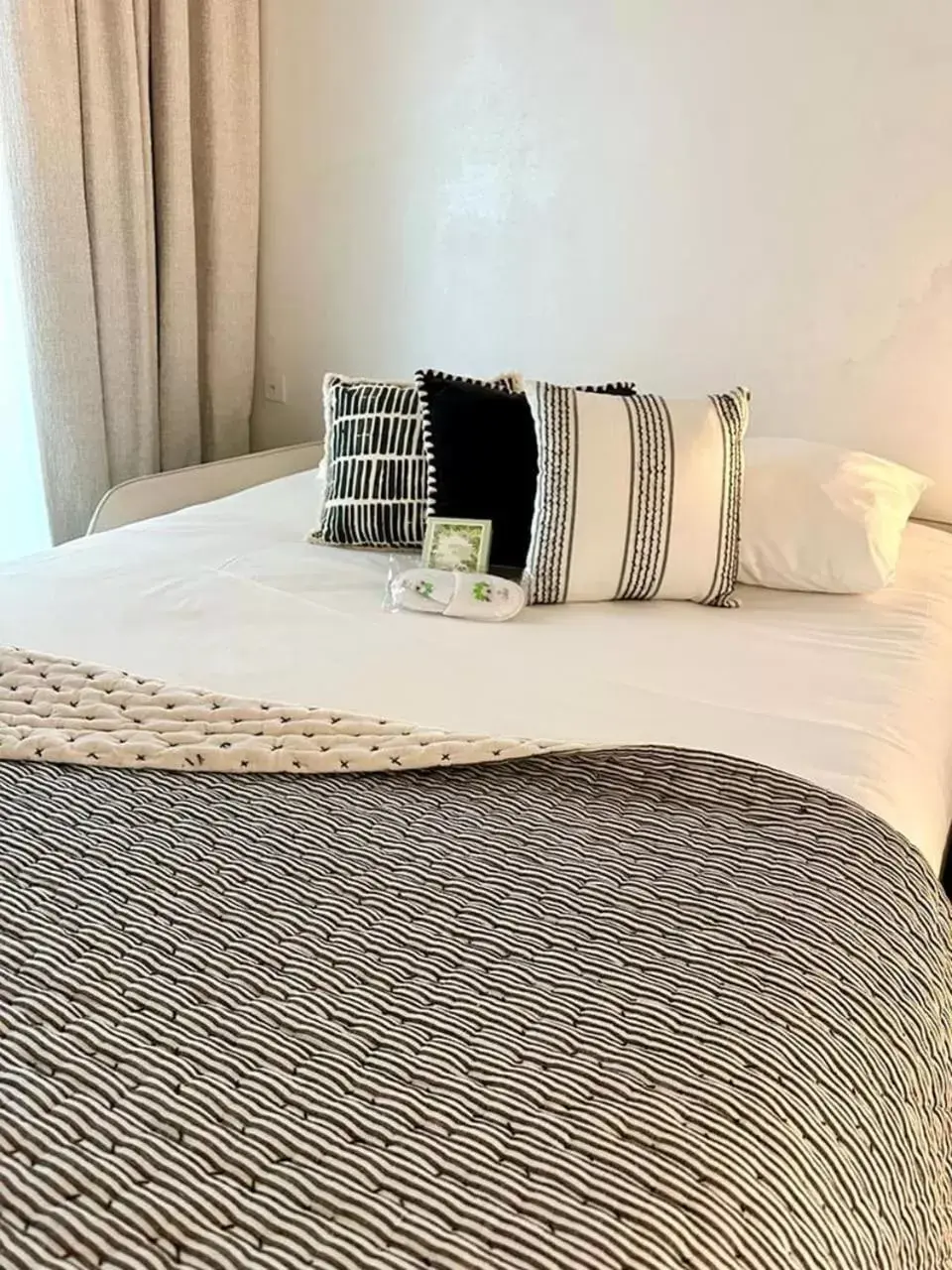 Bed in CARD Hôtel