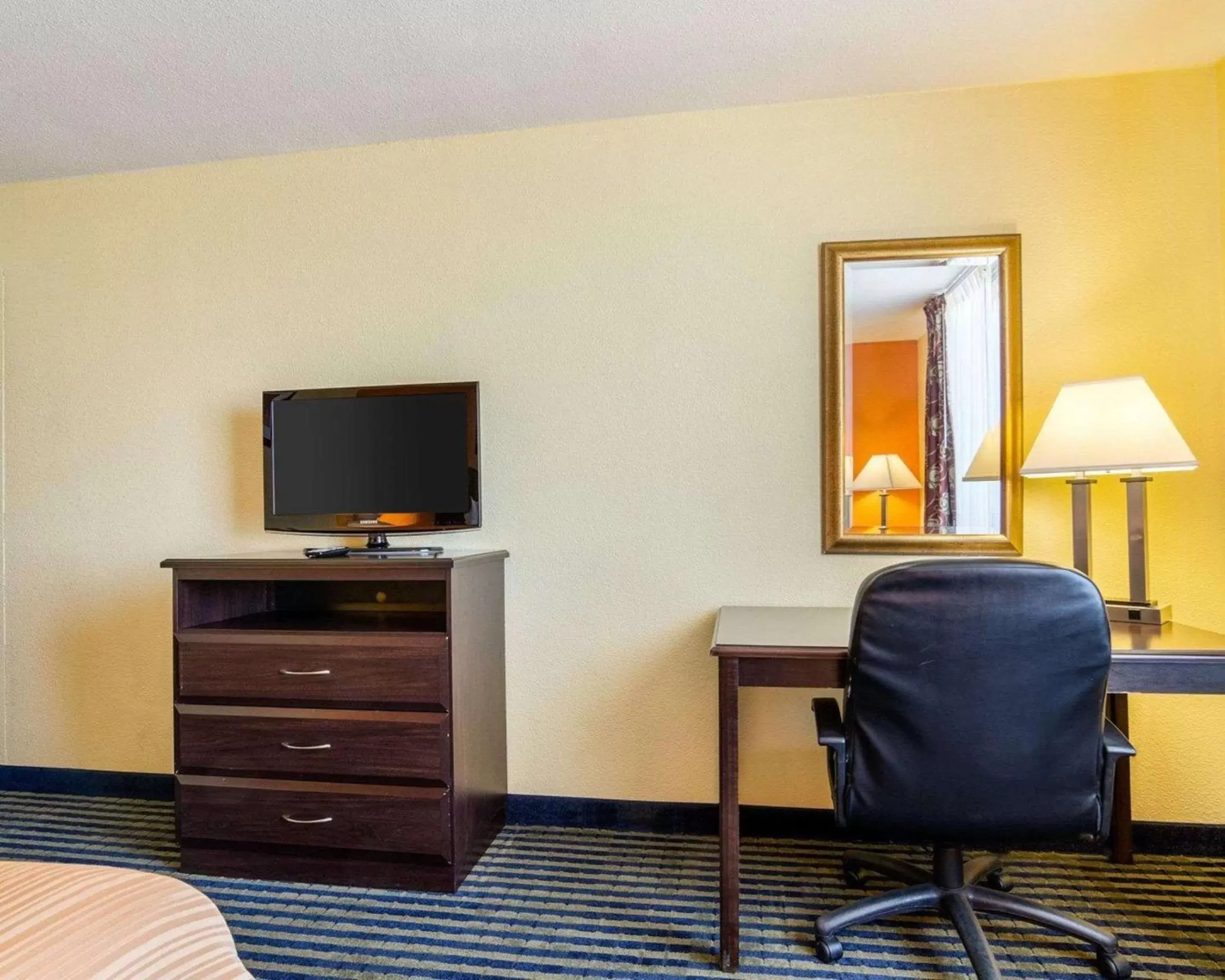 Photo of the whole room, TV/Entertainment Center in Quality Inn Liberal