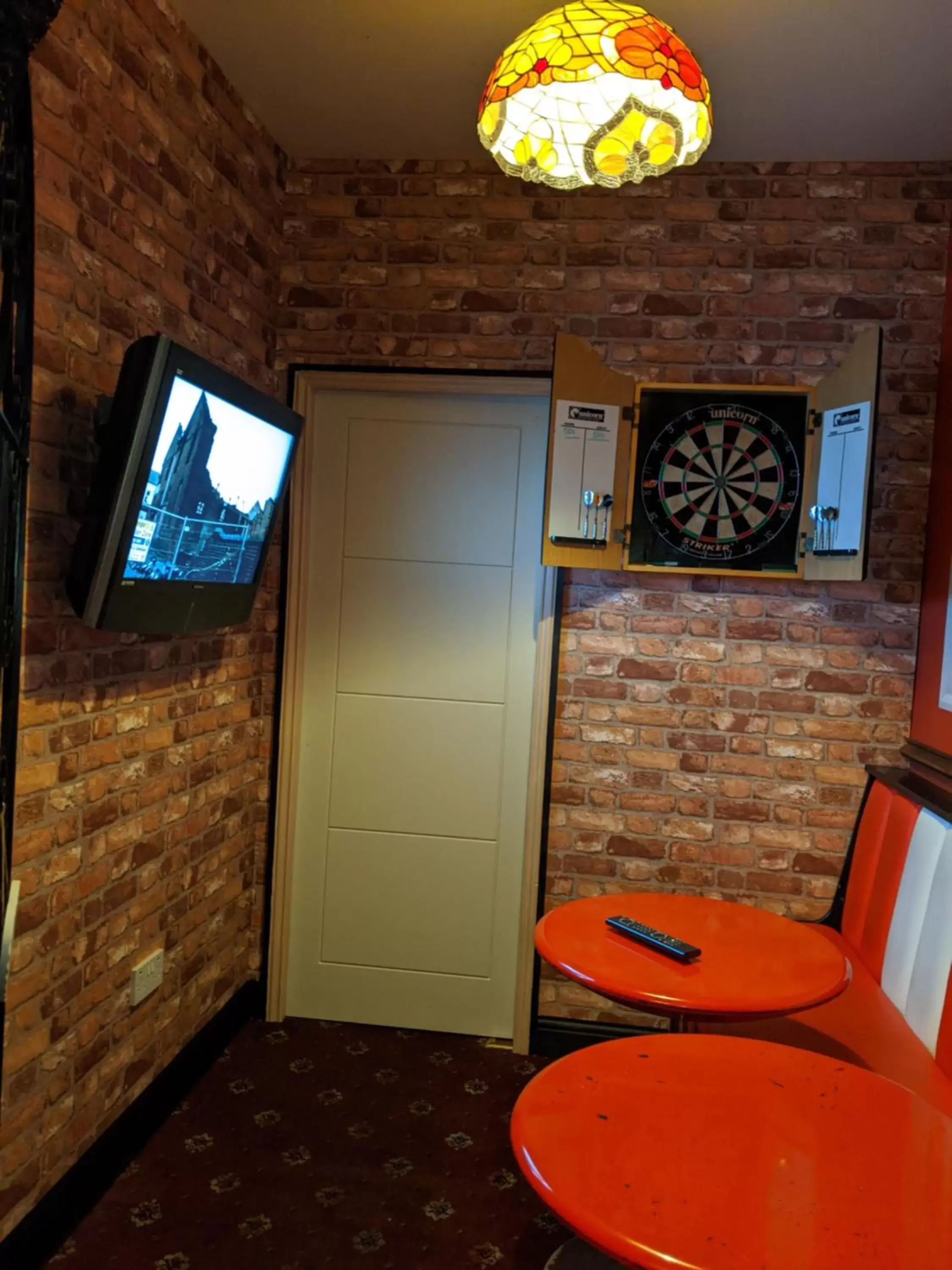 Seating area, TV/Entertainment Center in The New Guilderoy Hotel