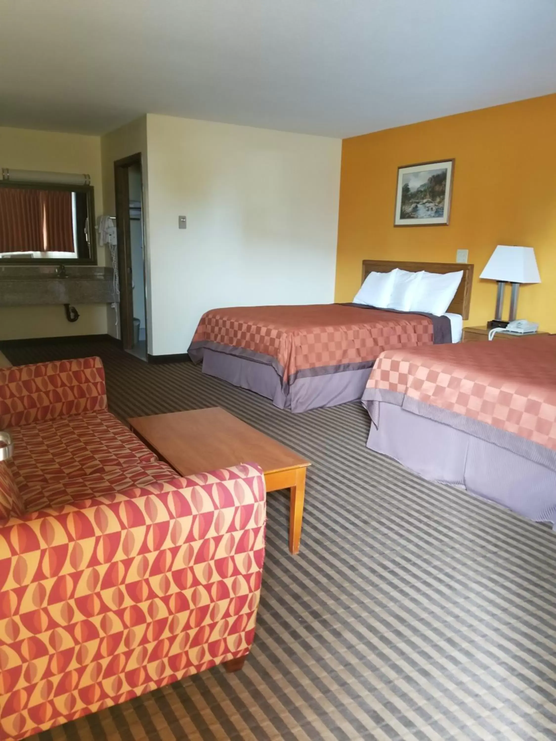 Bed in Scottish Inn & Suites - Eau Claire