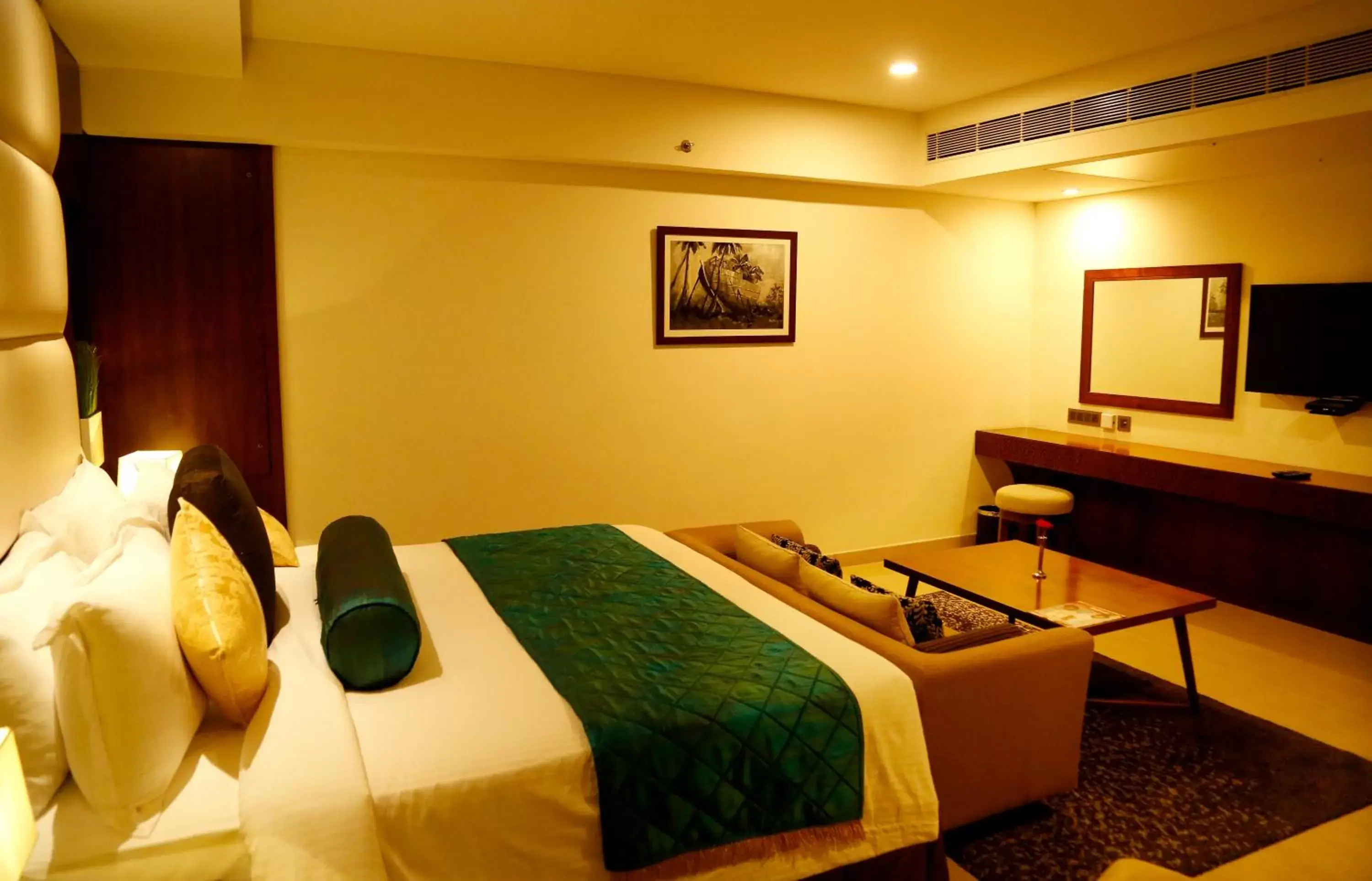 Photo of the whole room, Bed in The Raviz Calicut