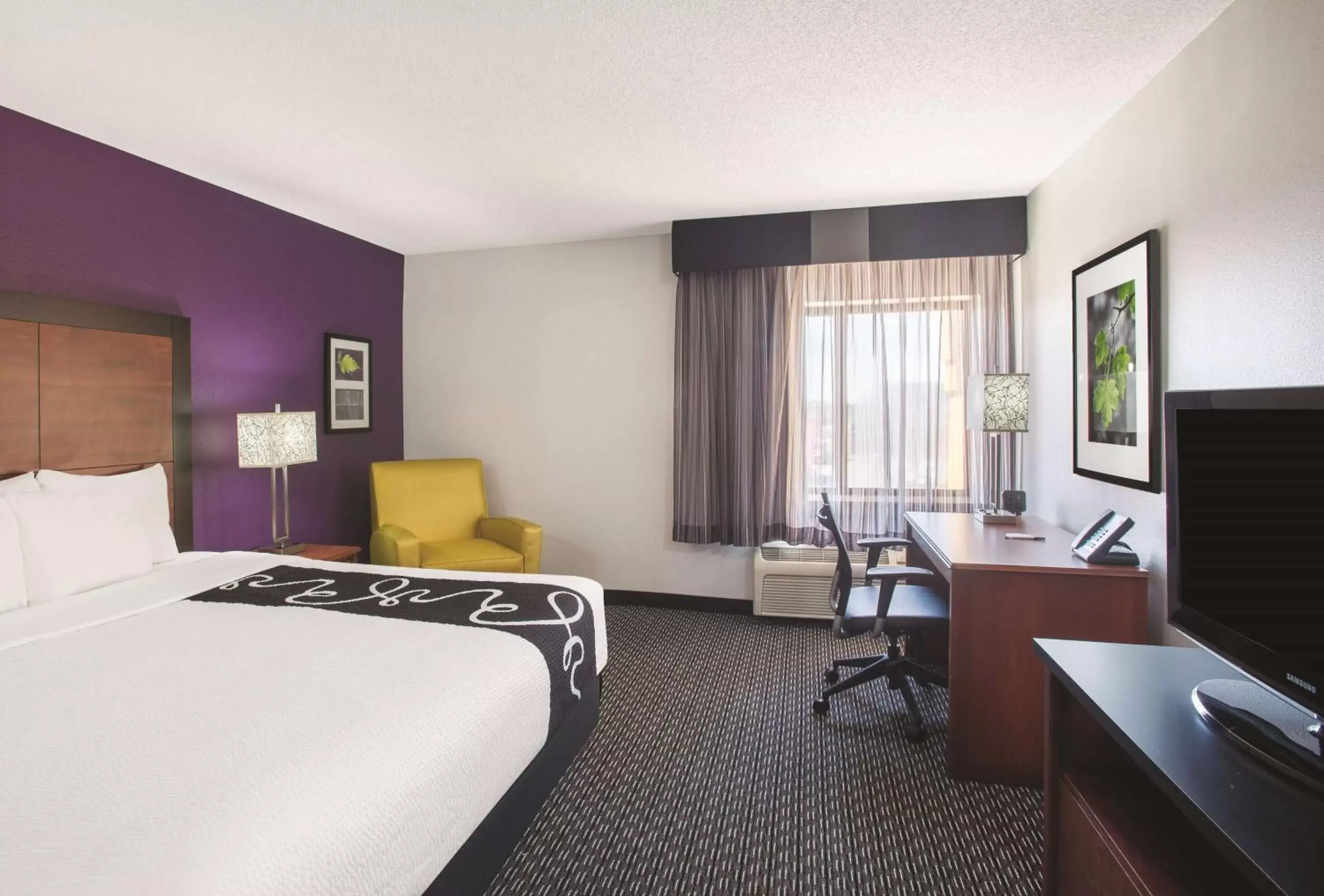 Photo of the whole room, TV/Entertainment Center in Howard Johnson by Wyndham Sacramento Downtown