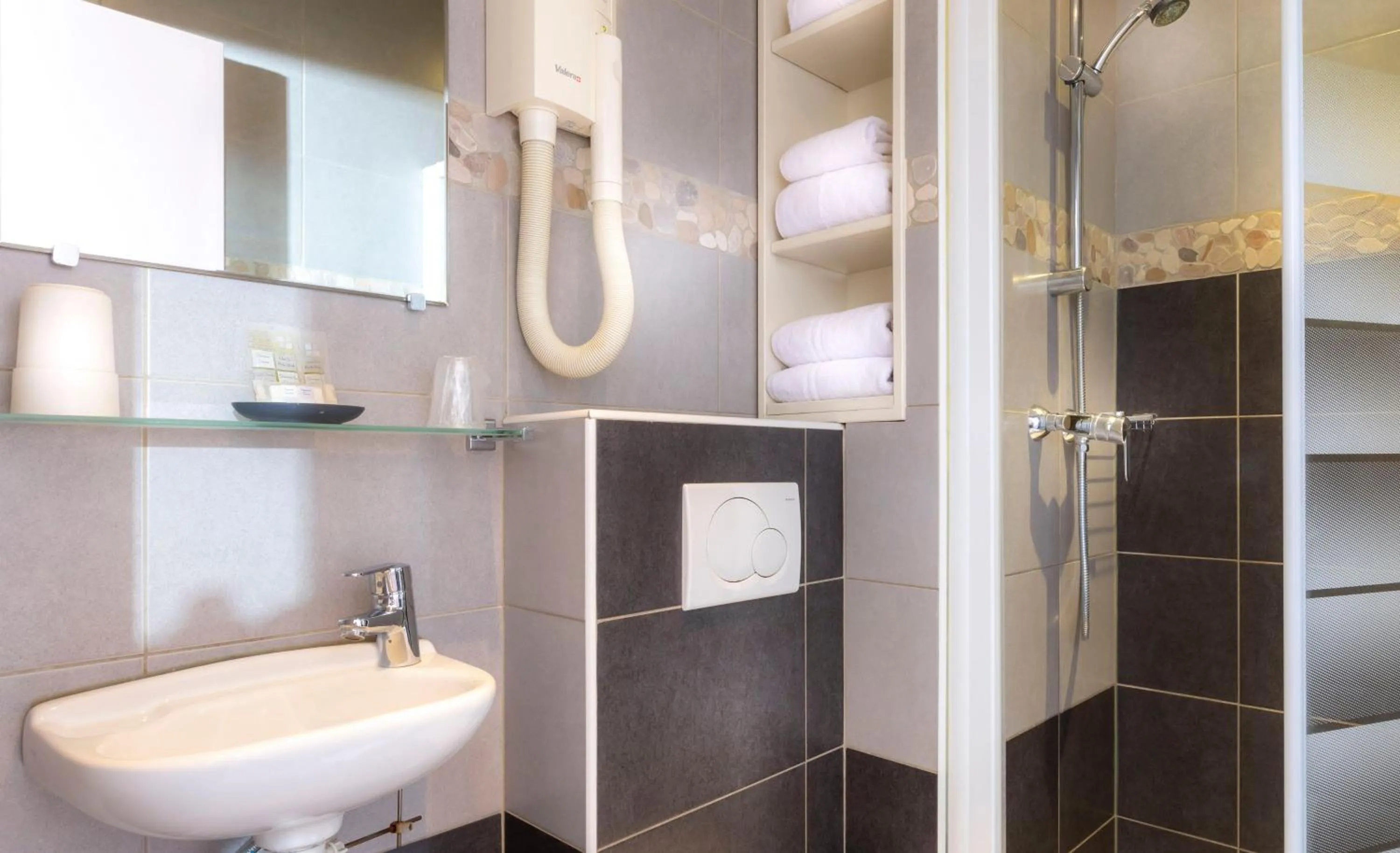 Bathroom in Hôtel Montsouris Orléans