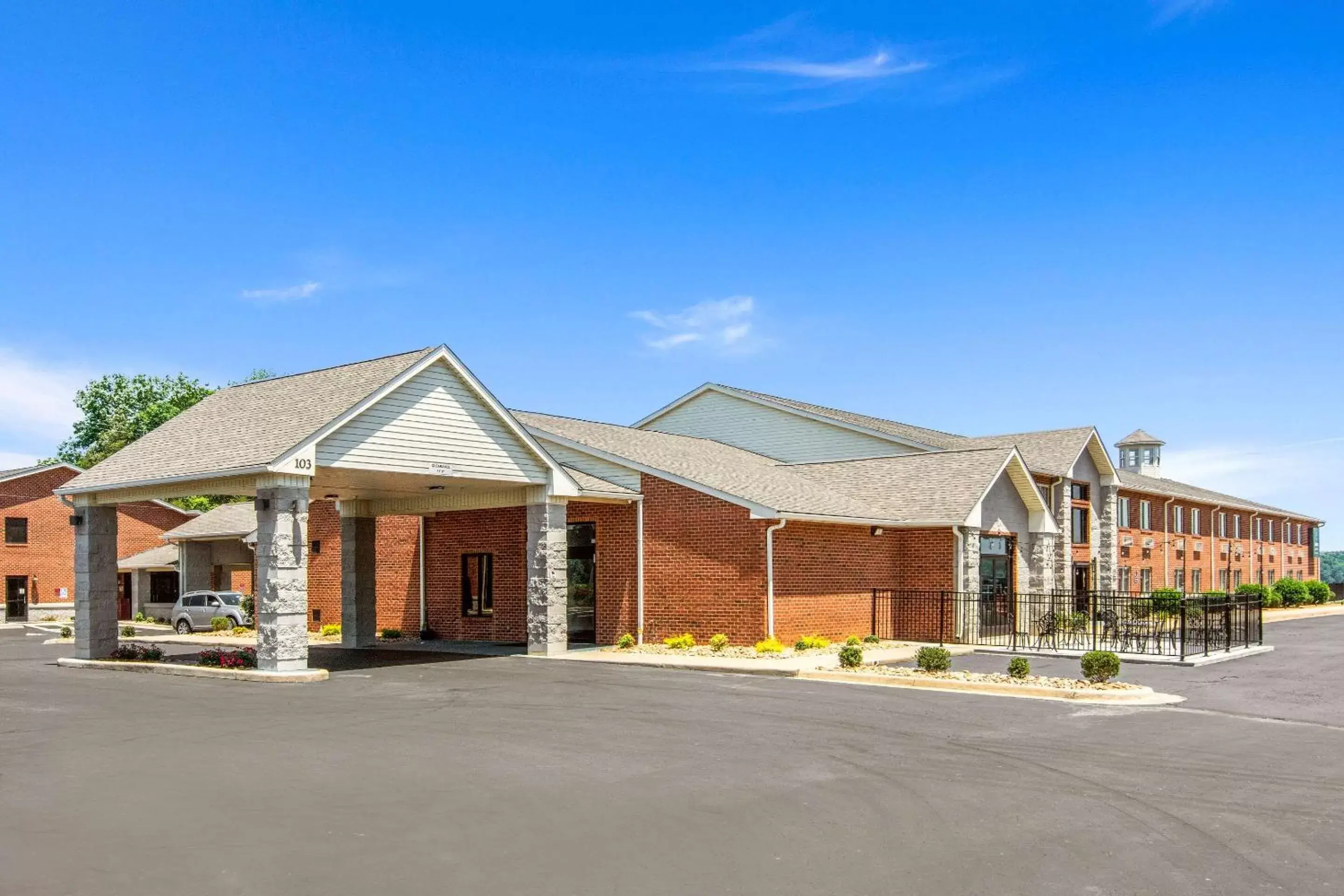 Property building in Clarion Pointe on the lake Clarksville-South Hill West Property building in Clarion Pointe on the lake Clarksville-South Hill West