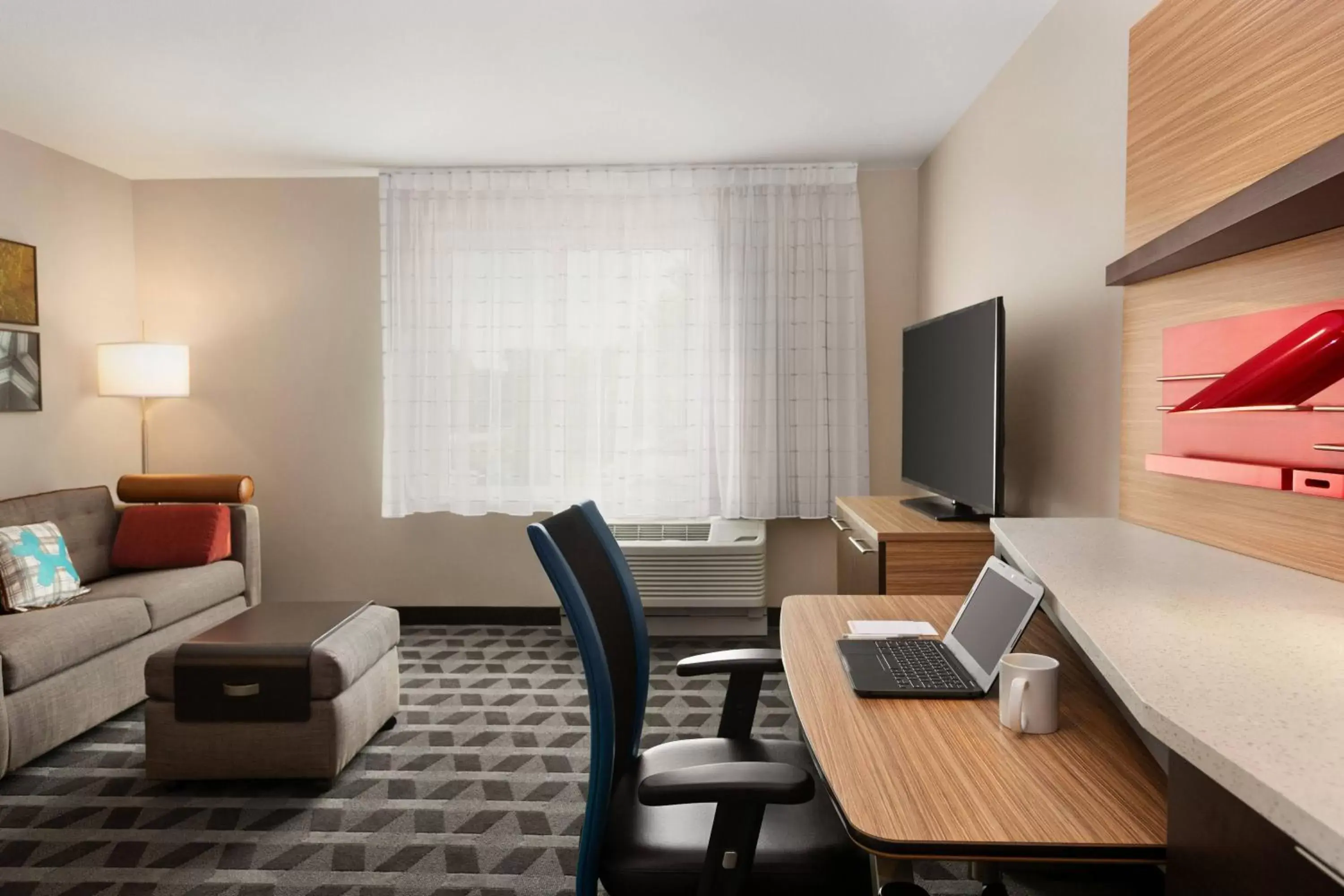 Bedroom, TV/Entertainment Center in TownePlace Suites by Marriott Cedar Rapids Marion