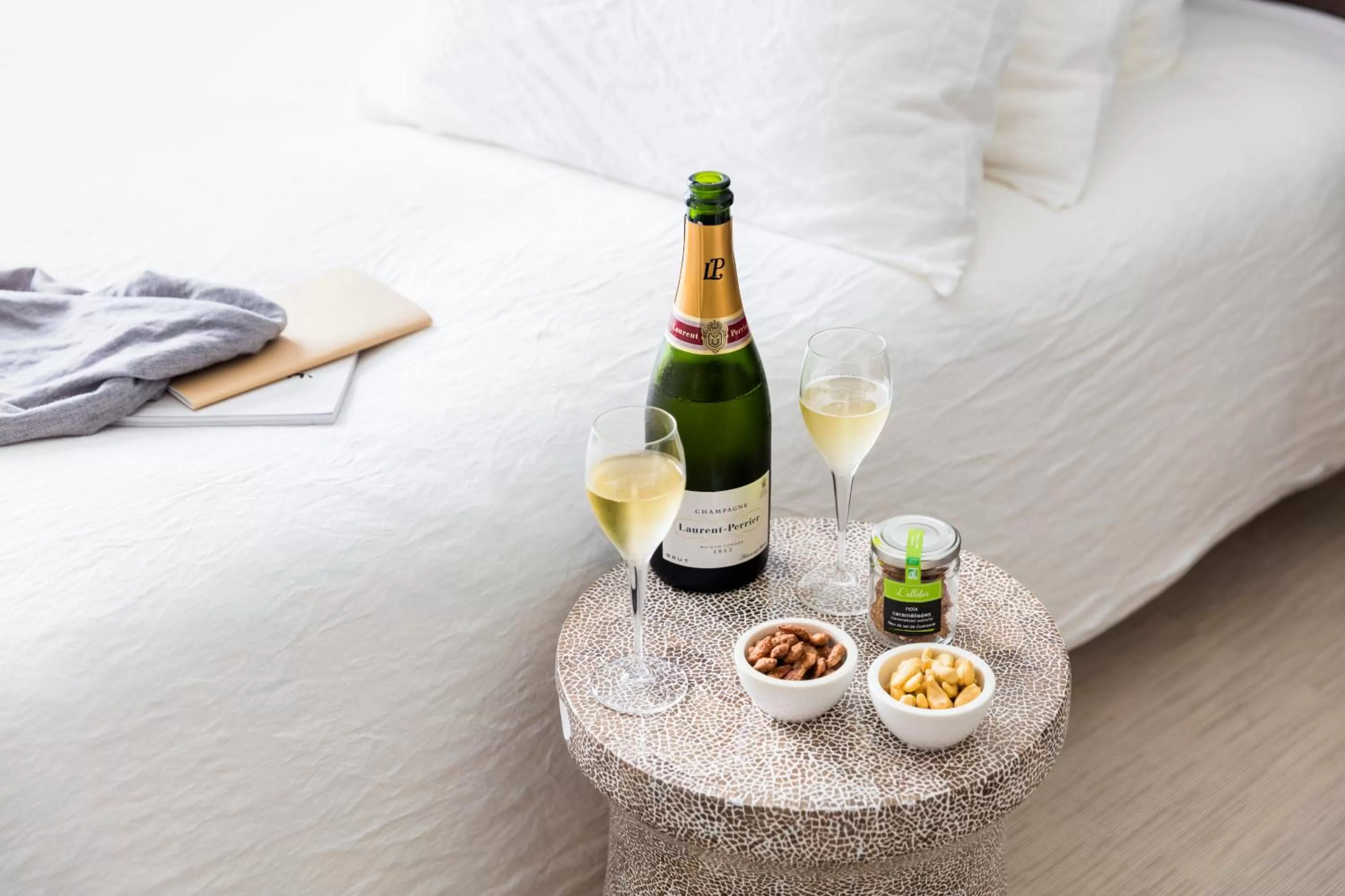 Alcoholic drinks, Bed in OKKO Hotels Paris Rueil-Malmaison