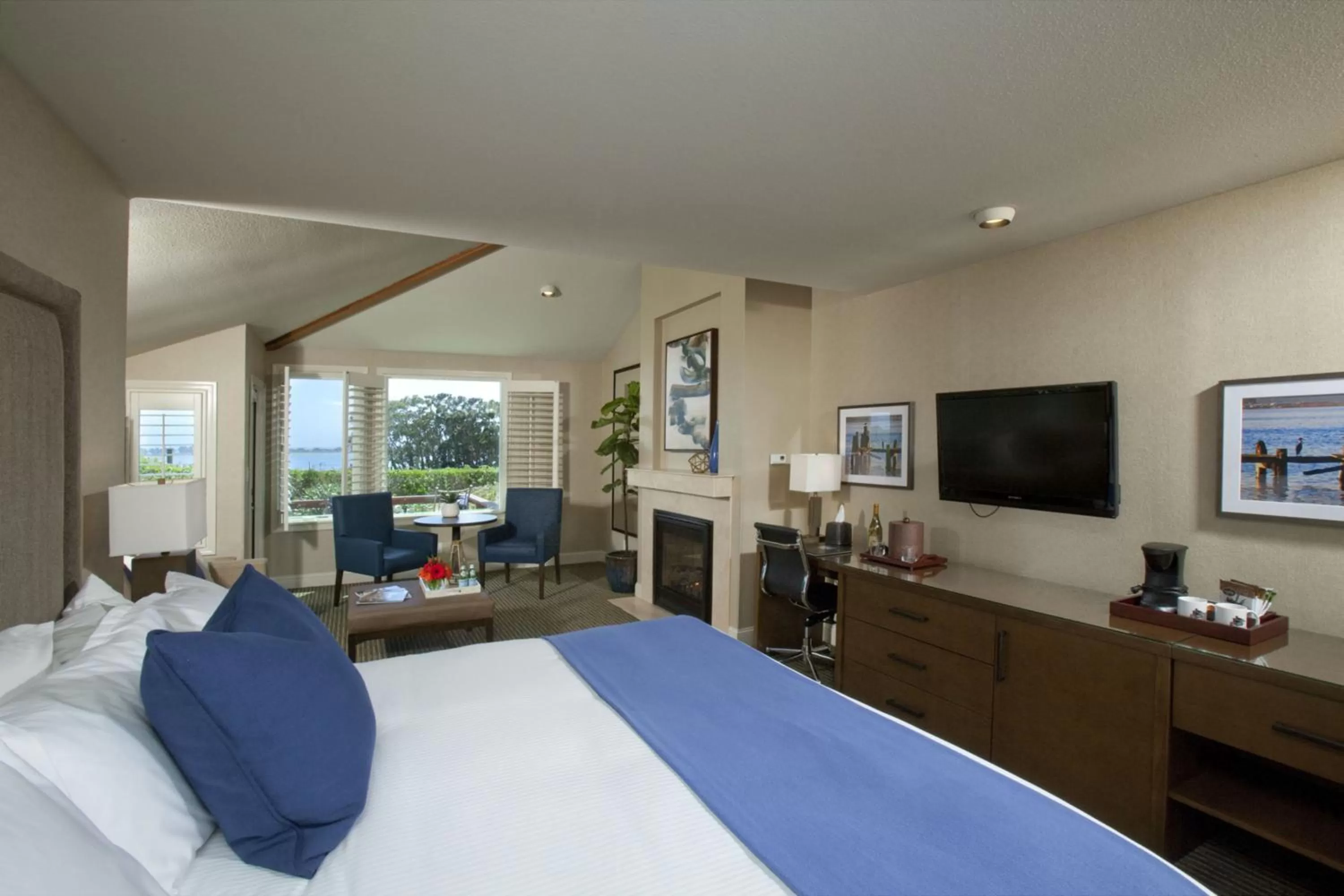 Photo of the whole room, Bed in The Inn at the Tides