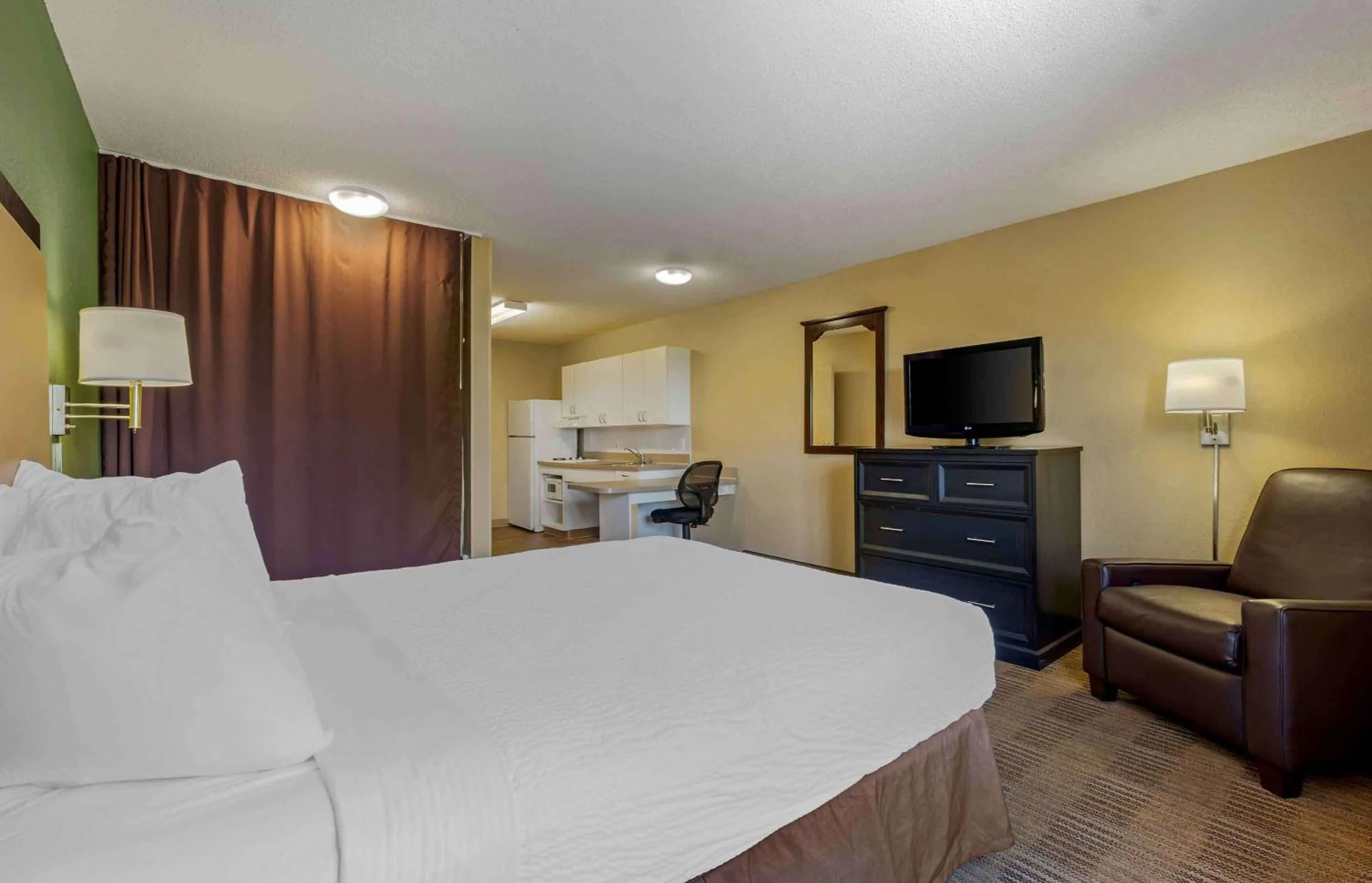 Bedroom, Bed in Extended Stay America Suites - Chicago - Gurnee