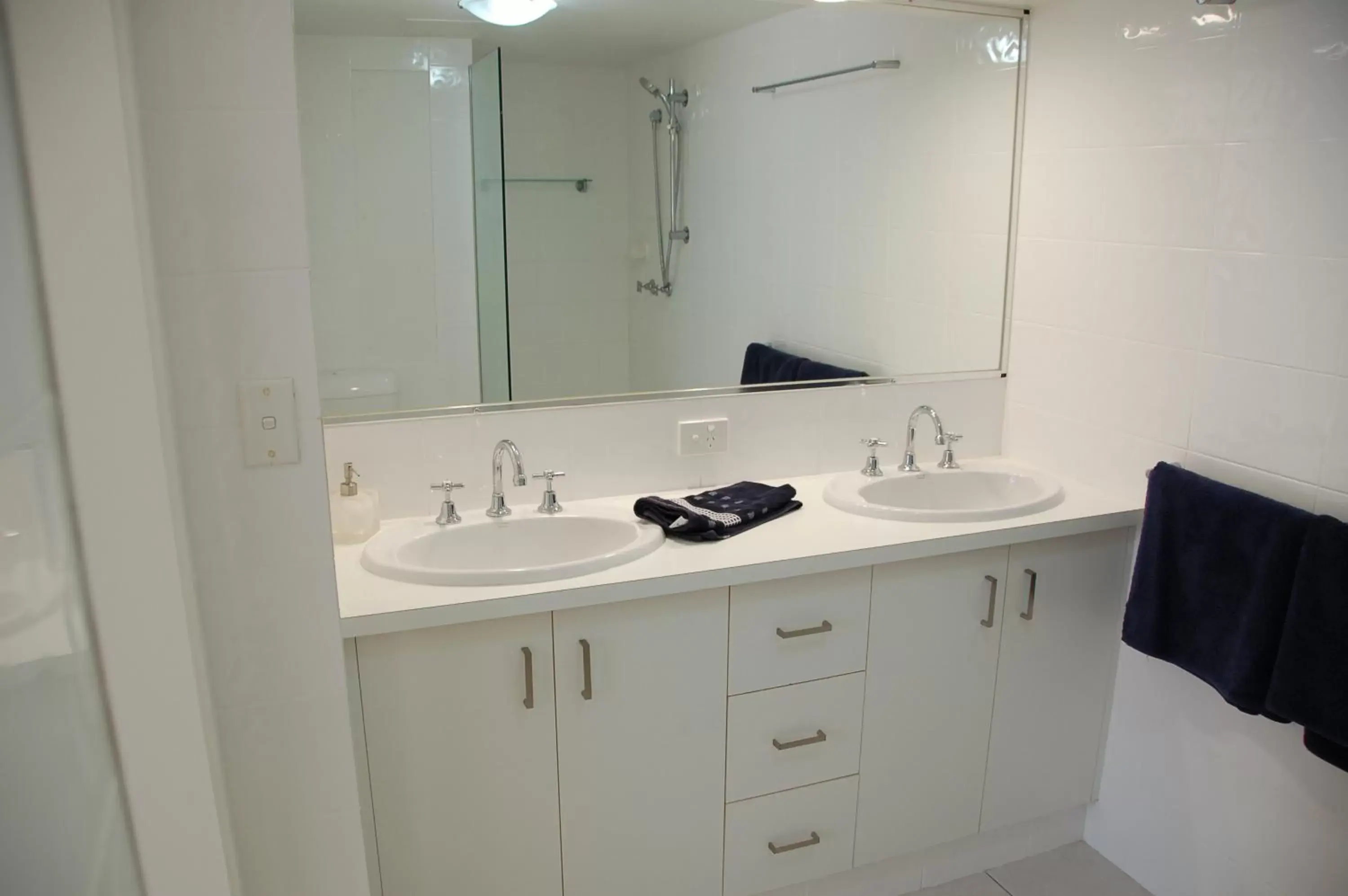 Bathroom in Spindrift on the Beach - Absolute Beachfront