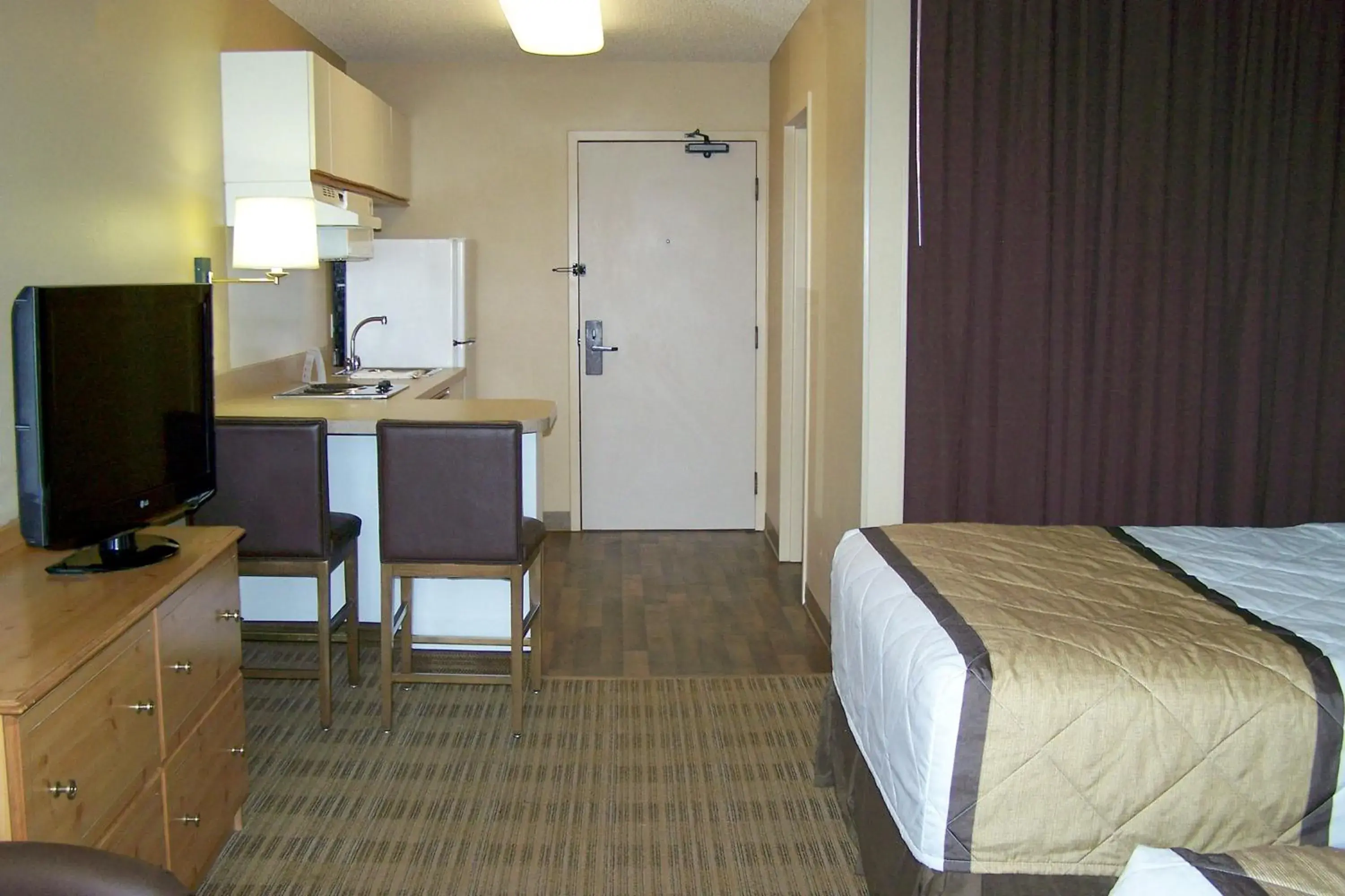 Bed, TV/Entertainment Center in Extended Stay America Suites - Jacksonville - Baymeadows