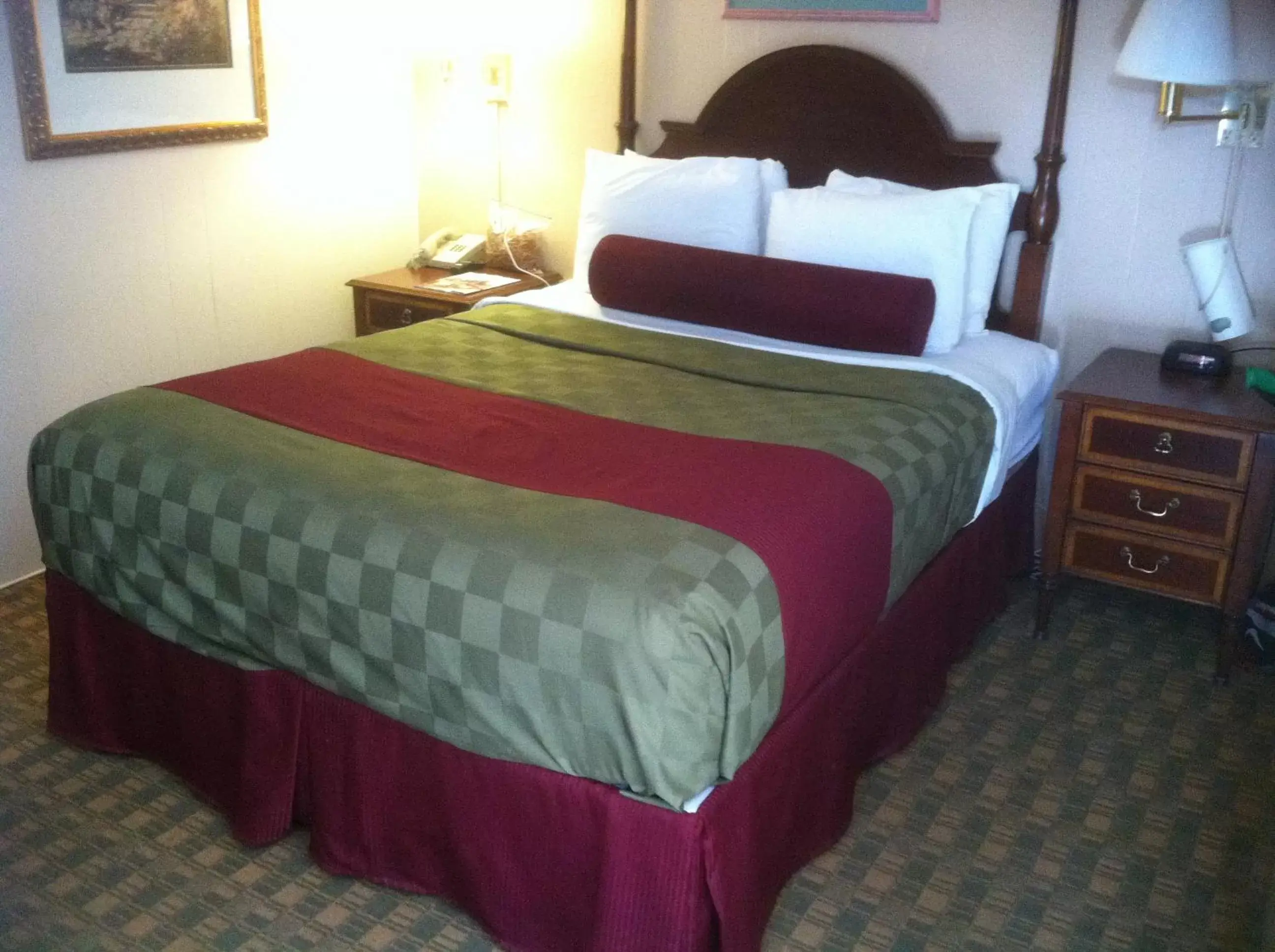 Bed in Americas Best Value Inn Chincoteague