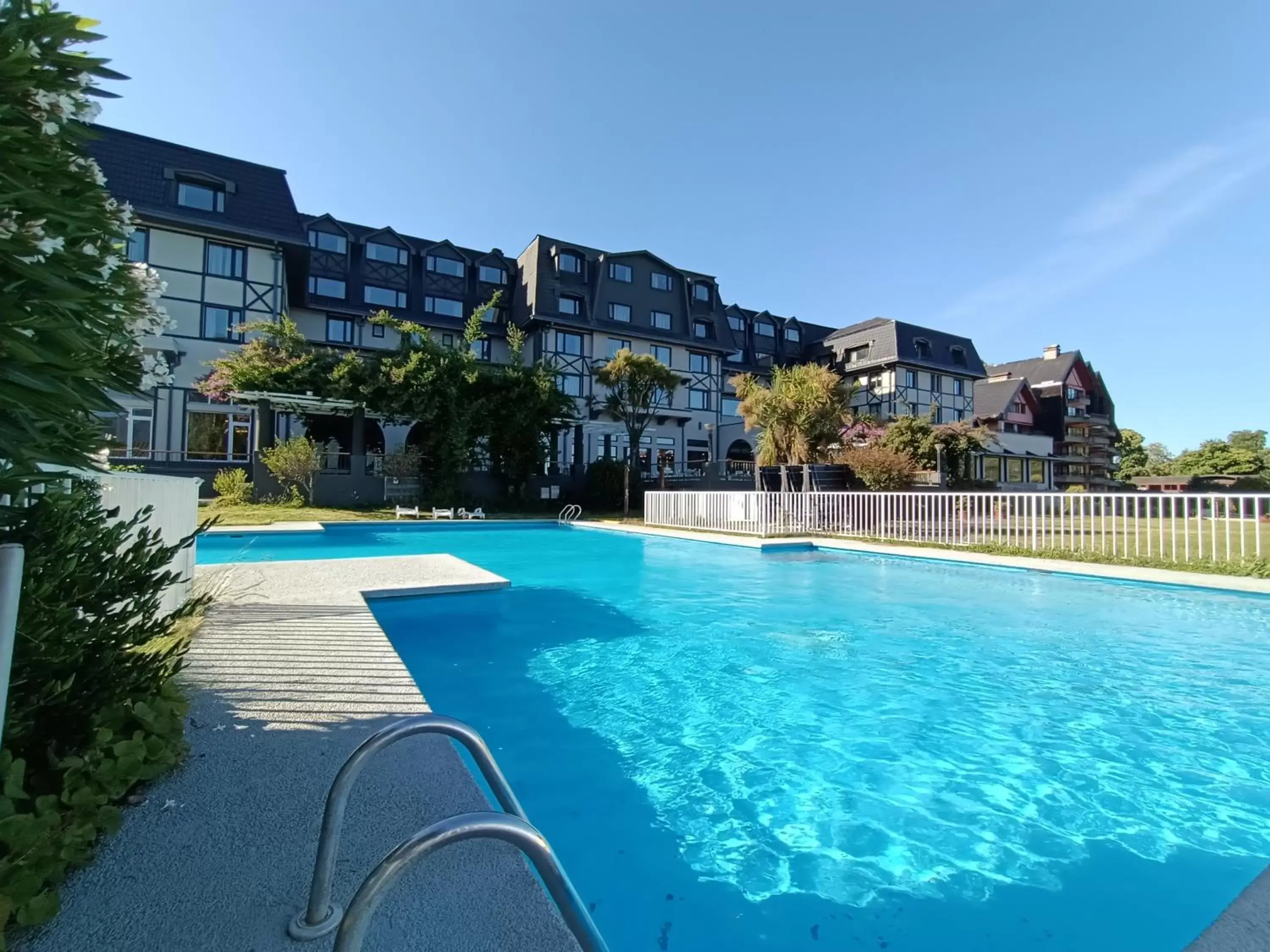 Swimming pool, Property Building in Hotel Enjoy Pucon