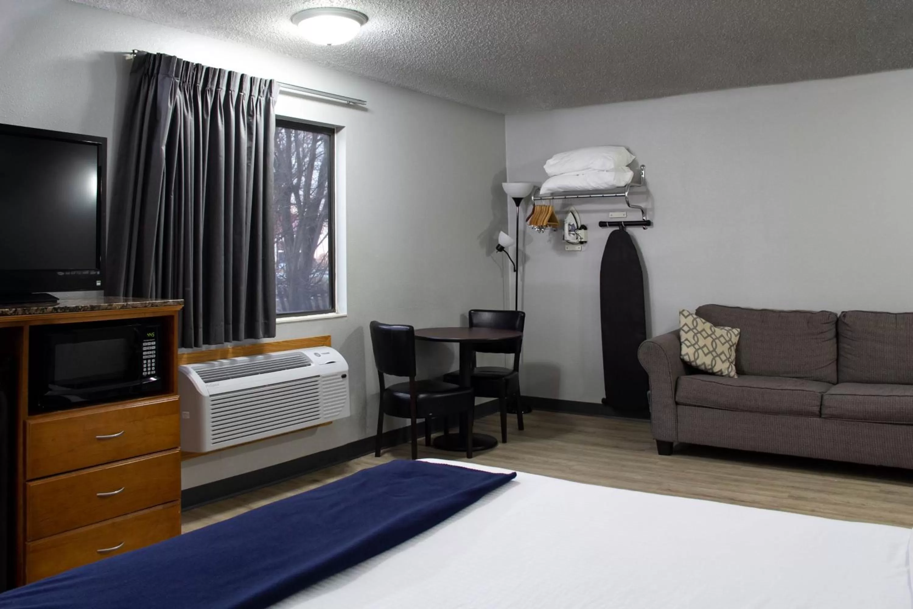 Photo of the whole room, Bed in New Victorian Inn & Suites-Norfolk