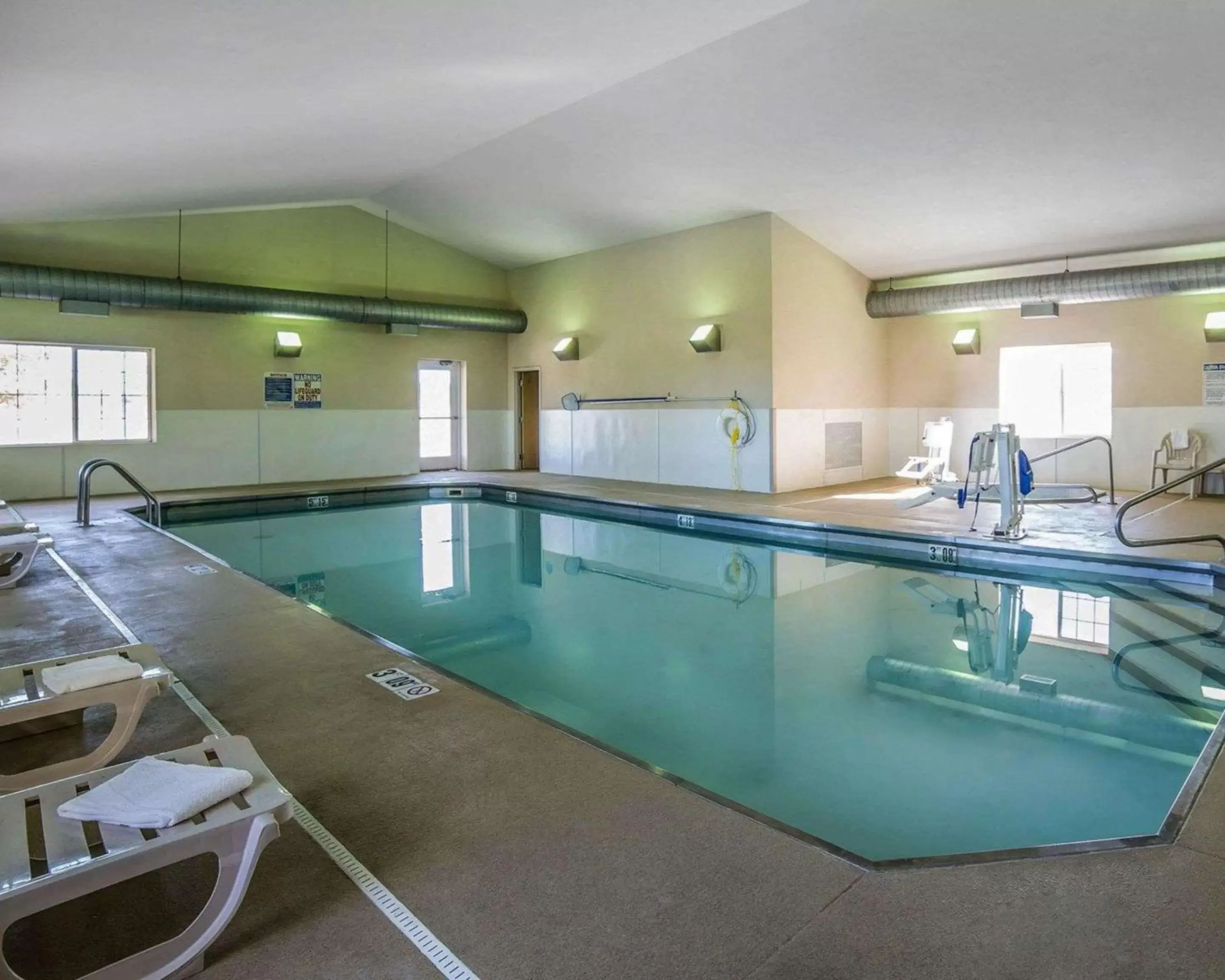Swimming pool in MainStay Suites Casper Swimming pool in MainStay Suites Casper