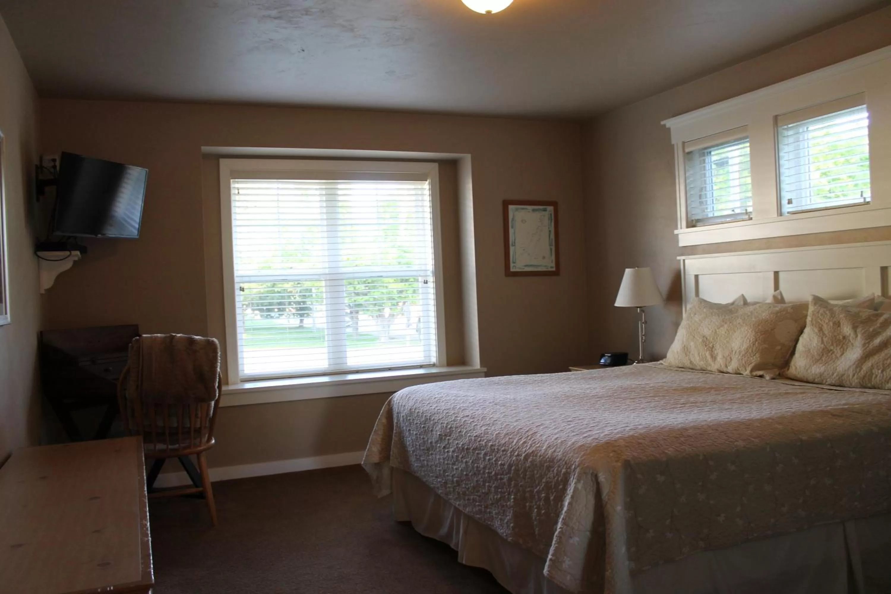 Bed in Cedar Court Inn