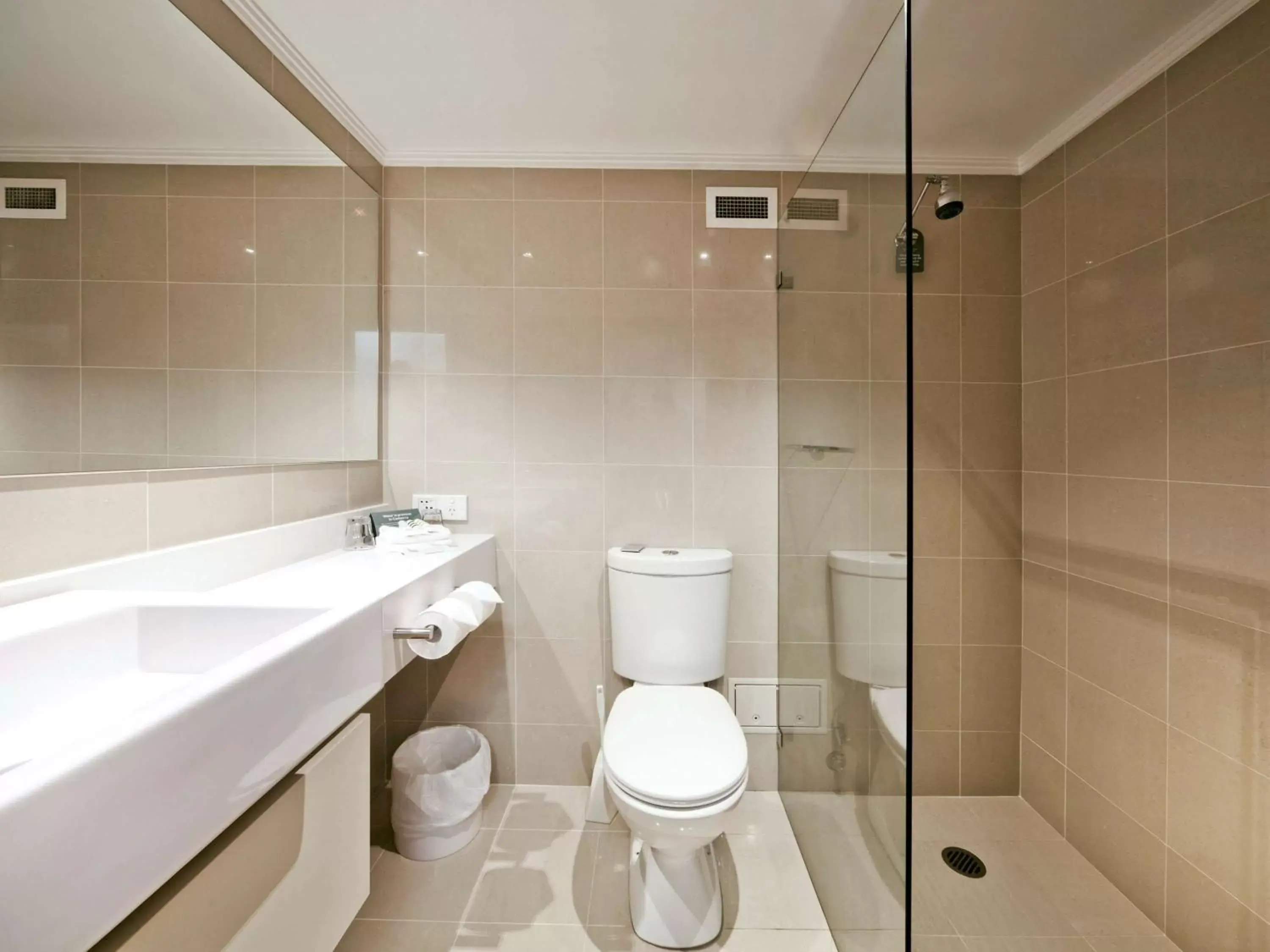 Photo of the whole room, Bathroom in Mercure Canberra