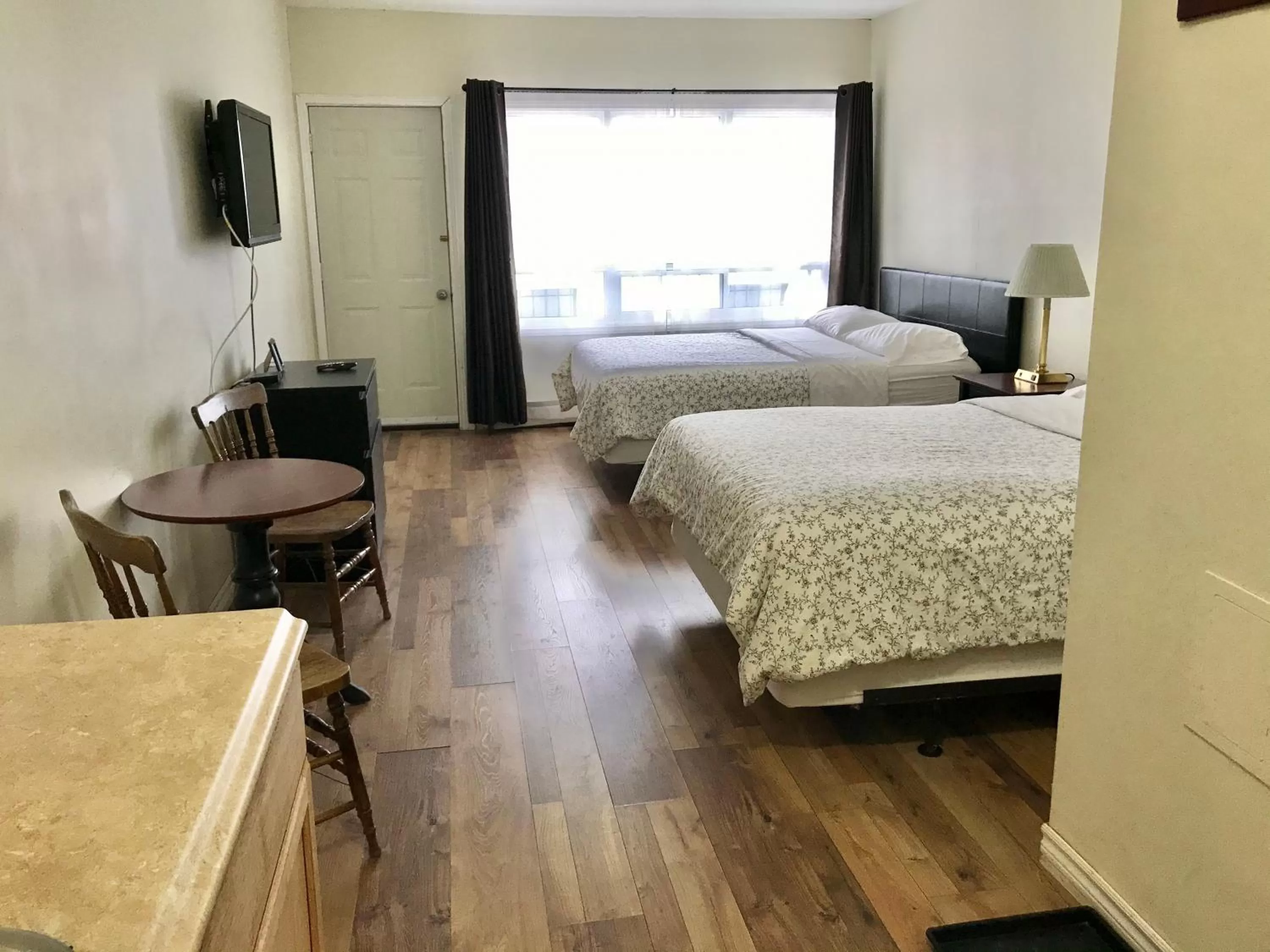 Photo of the whole room in Lakeside Inn