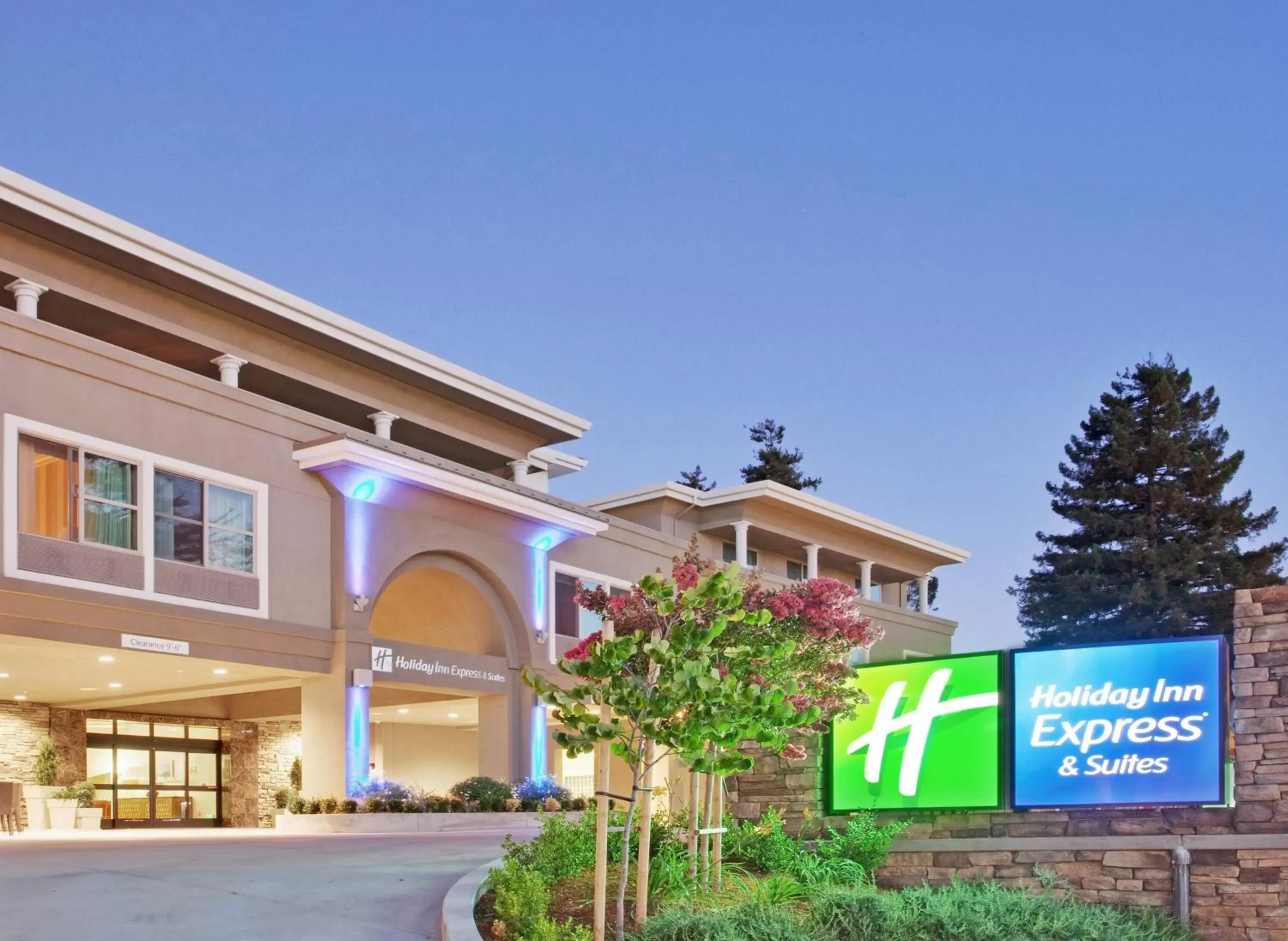 Property Building in Holiday Inn Express Hotel & Suites Santa Cruz, an IHG Hotel