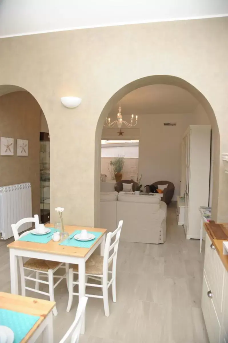 Lounge or bar, Dining Area in B&B Mediterranea Sea House