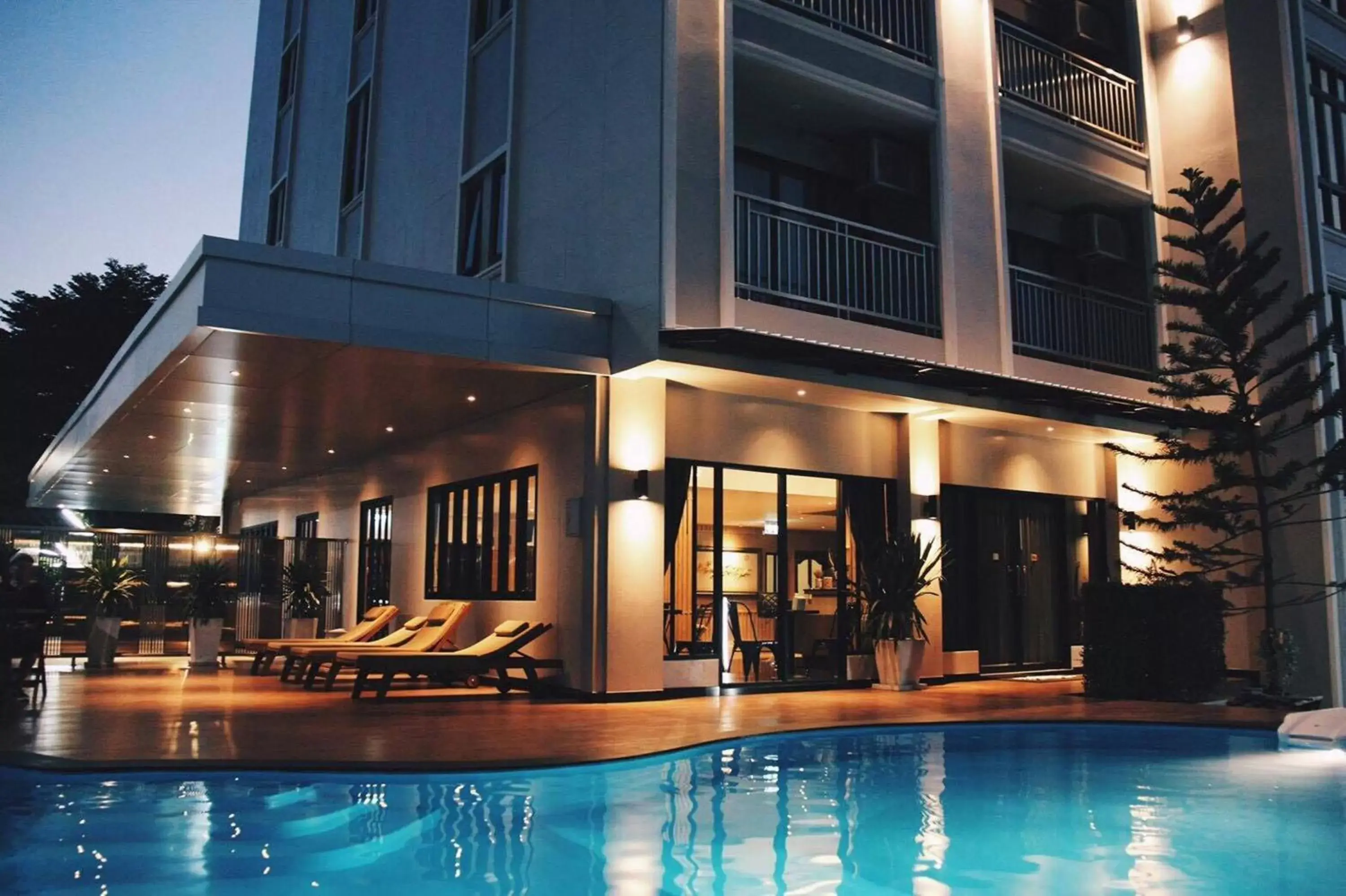 Swimming pool, Property Building in Golden Foyer Suvarnabhumi Airport Hotel