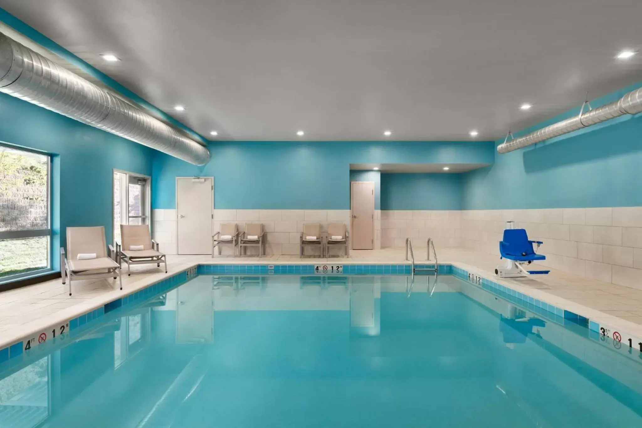 Swimming pool in Holiday Inn Express & Suites Salisbury by IHG Swimming pool in Holiday Inn Express & Suites Salisbury by IHG