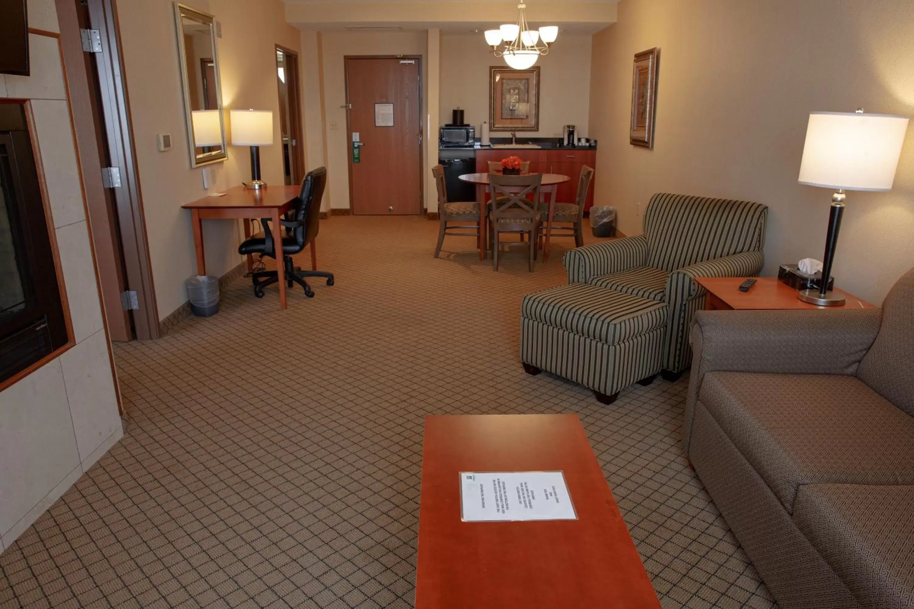 Photo of the whole room, Seating Area in Holiday Inn Battle Creek, an IHG Hotel
