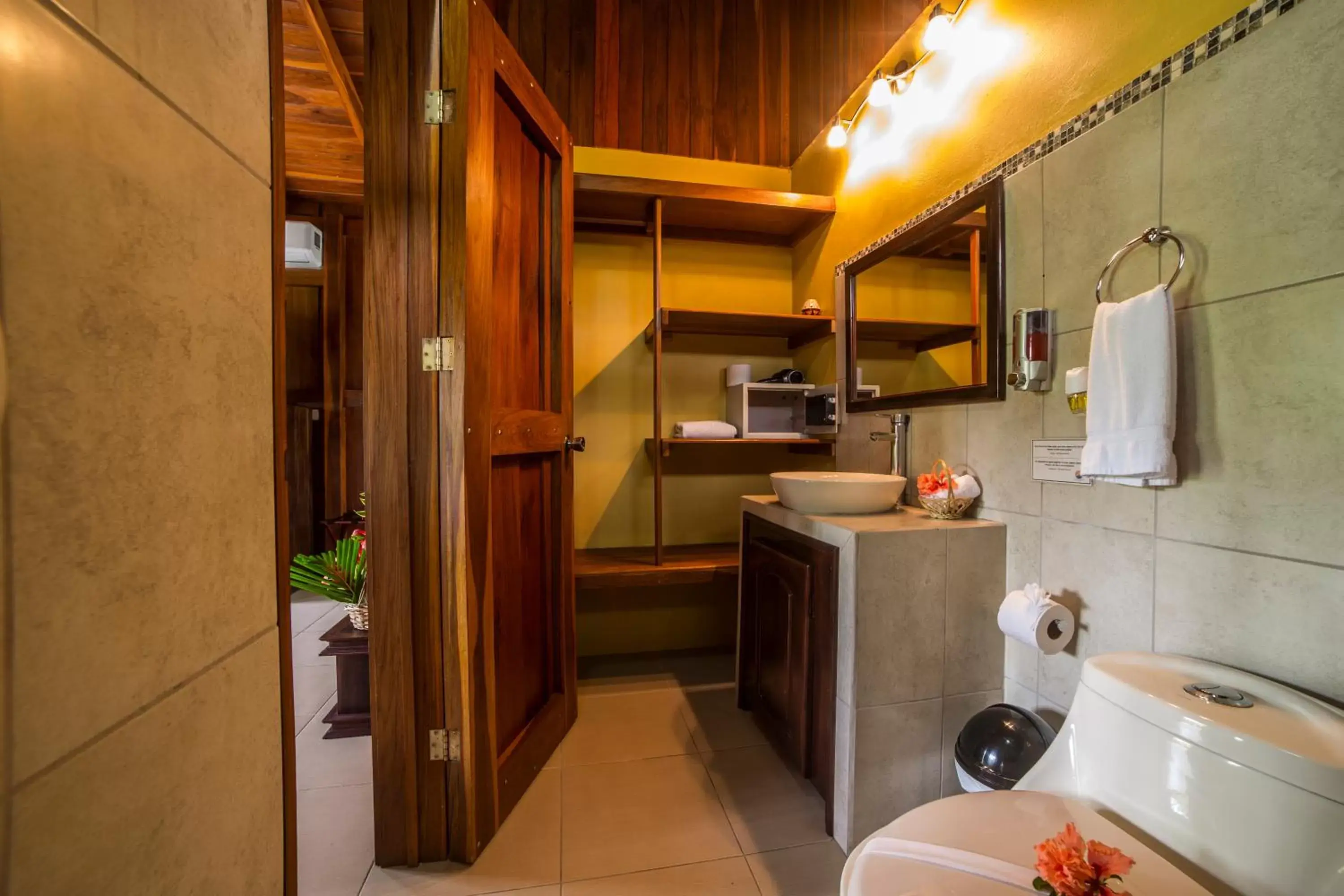 Bathroom, Kitchen/Kitchenette in Hotel Rancho Cerro Azul