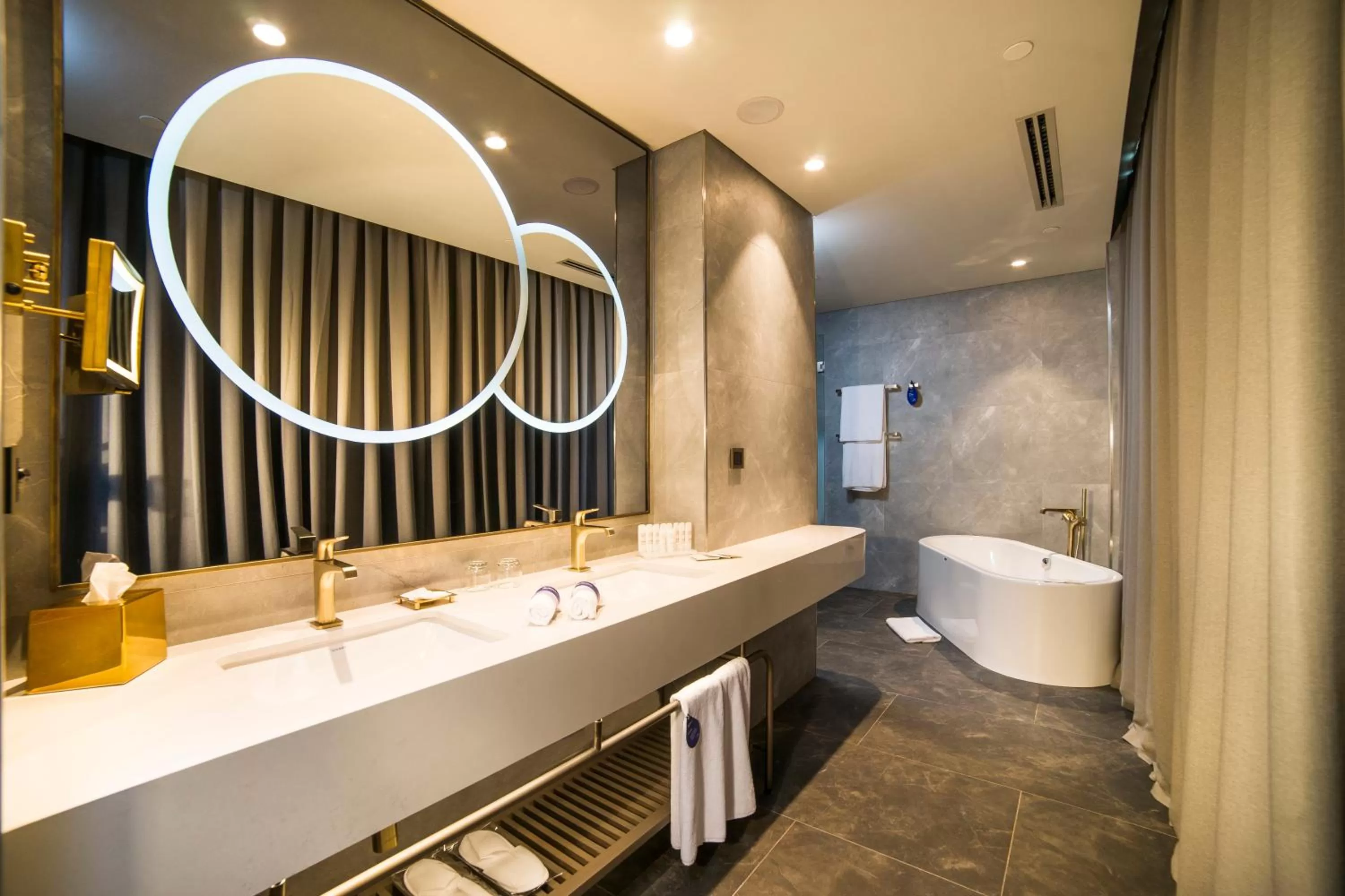 Shower in Radisson Collection Hotel, Vadistanbul