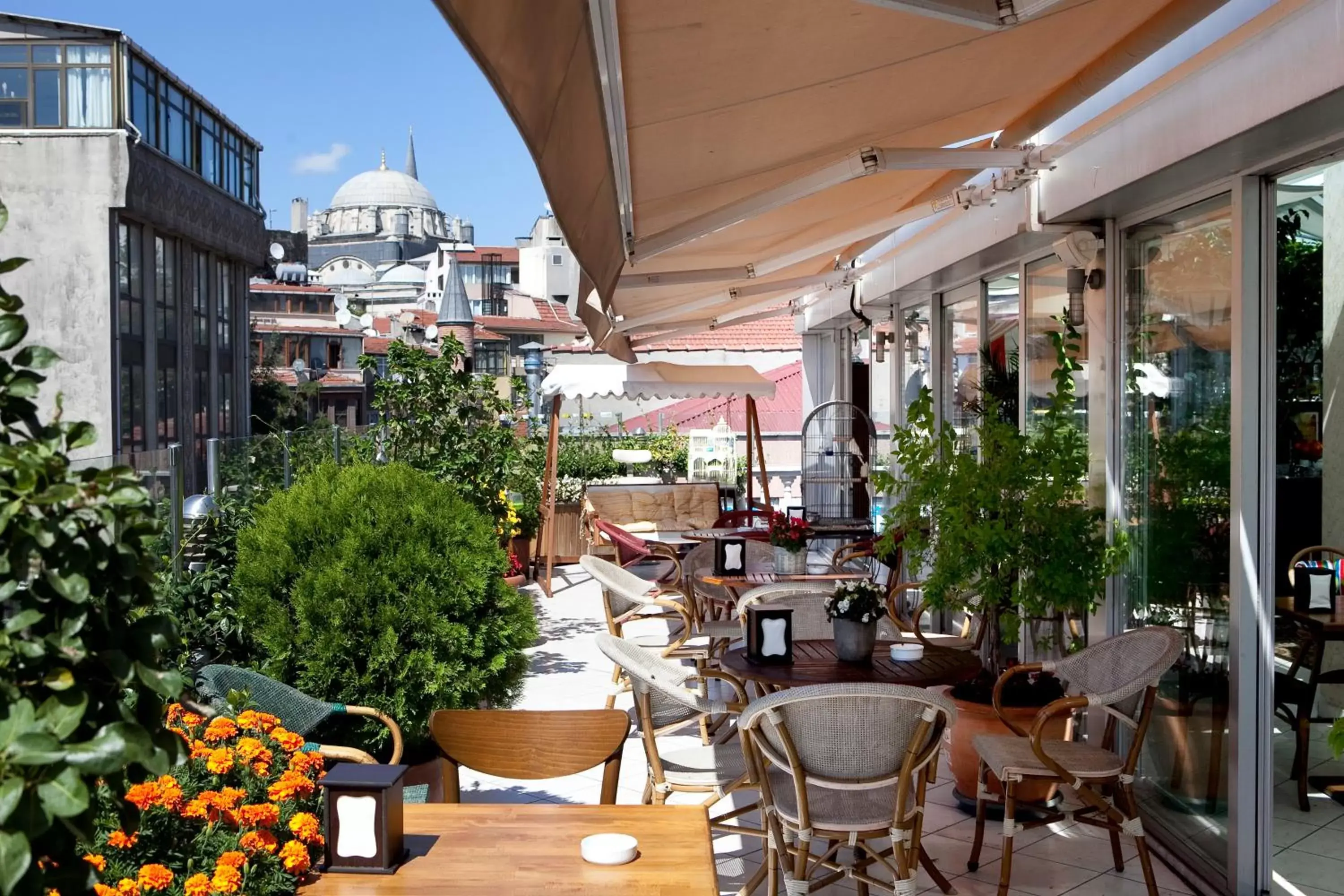 Balcony/Terrace, Restaurant/Places to Eat in Hotel Niles Istanbul