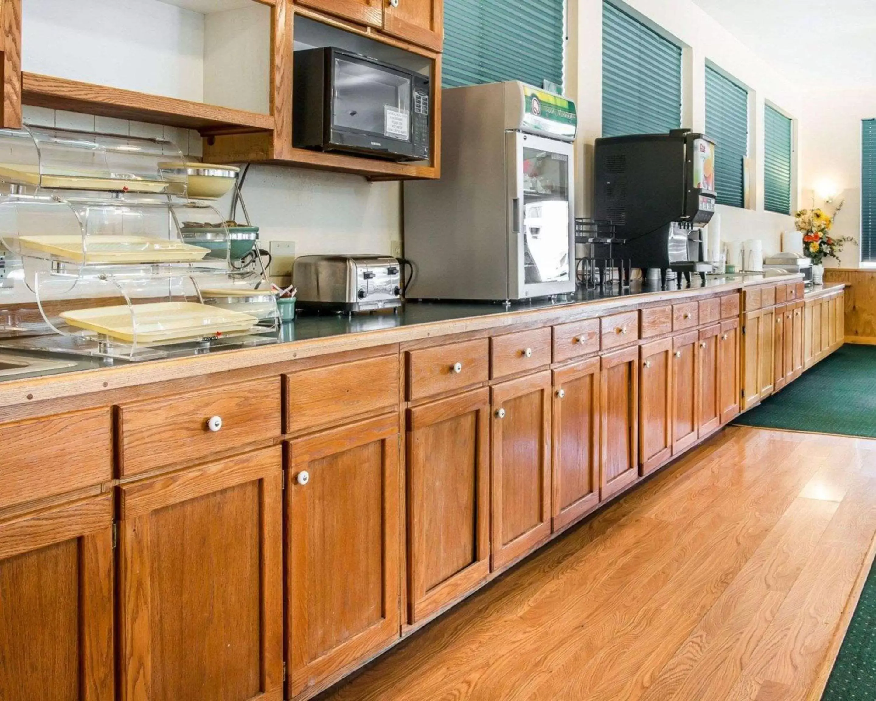 Restaurant/places to eat in Quality Inn & Suites Mackinaw City Beachfront Restaurant/places to eat in Quality Inn & Suites Mackinaw City Beachfront