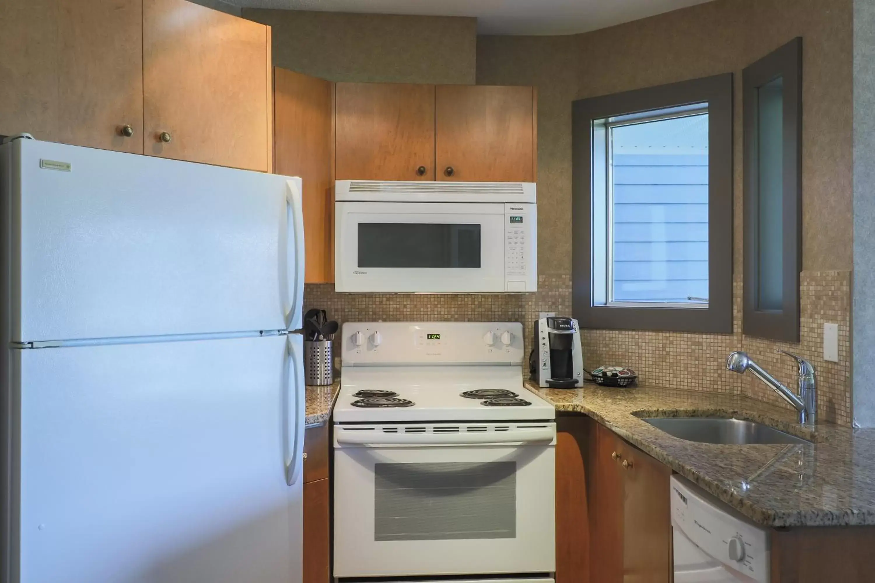 kitchen, Kitchen/Kitchenette in Pacific Shores Resort & Spa