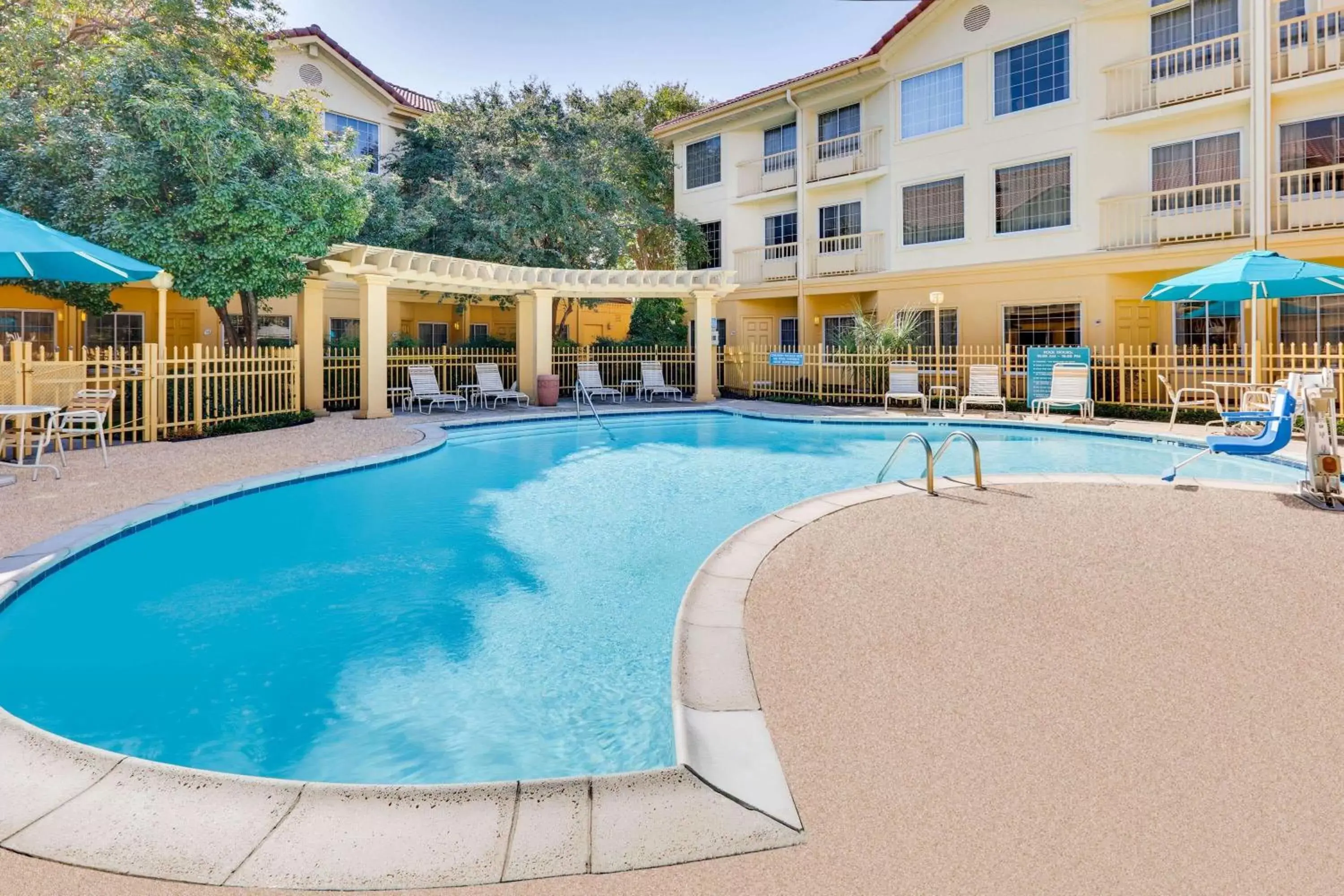 Pool view, Swimming Pool in La Quinta by Wyndham Dallas - Addison Galleria